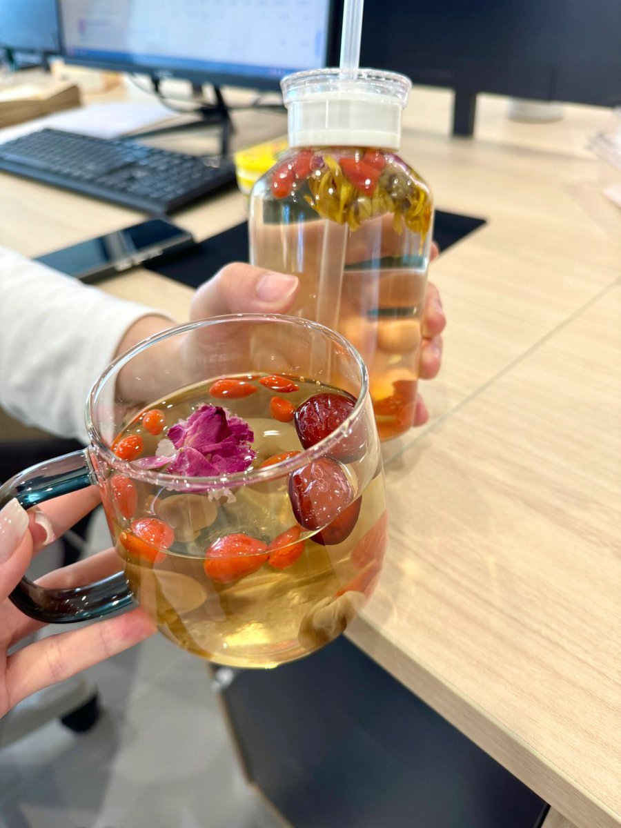 Magncsado's tweet image. 午後の陽射しがちょうどよく、同僚にもらったお茶を一杯淹れる。これ以上ないくらい、人生は素晴らしい。🥰