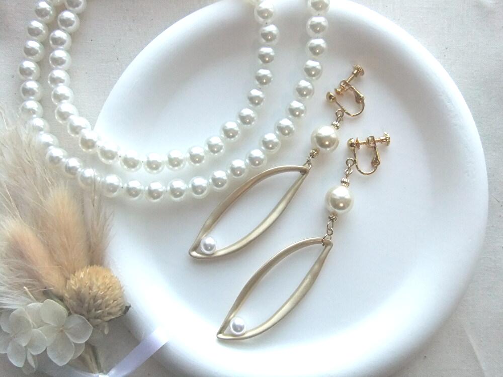 mintte_handmade's tweet photo. 🌸No.28　diagonal marquise × pearl earring🌸

・大ぶりですがスッキリとしたデザイン 
・着用してみると縦のラインが強調されエレガント 
・贅沢に大粒の国産パールを使用 
・ぐっと大人っぽく

#秋のカウントダウン
#ハンドメイドアクセサリー
#mintte https://t.co/69alWeQFyE