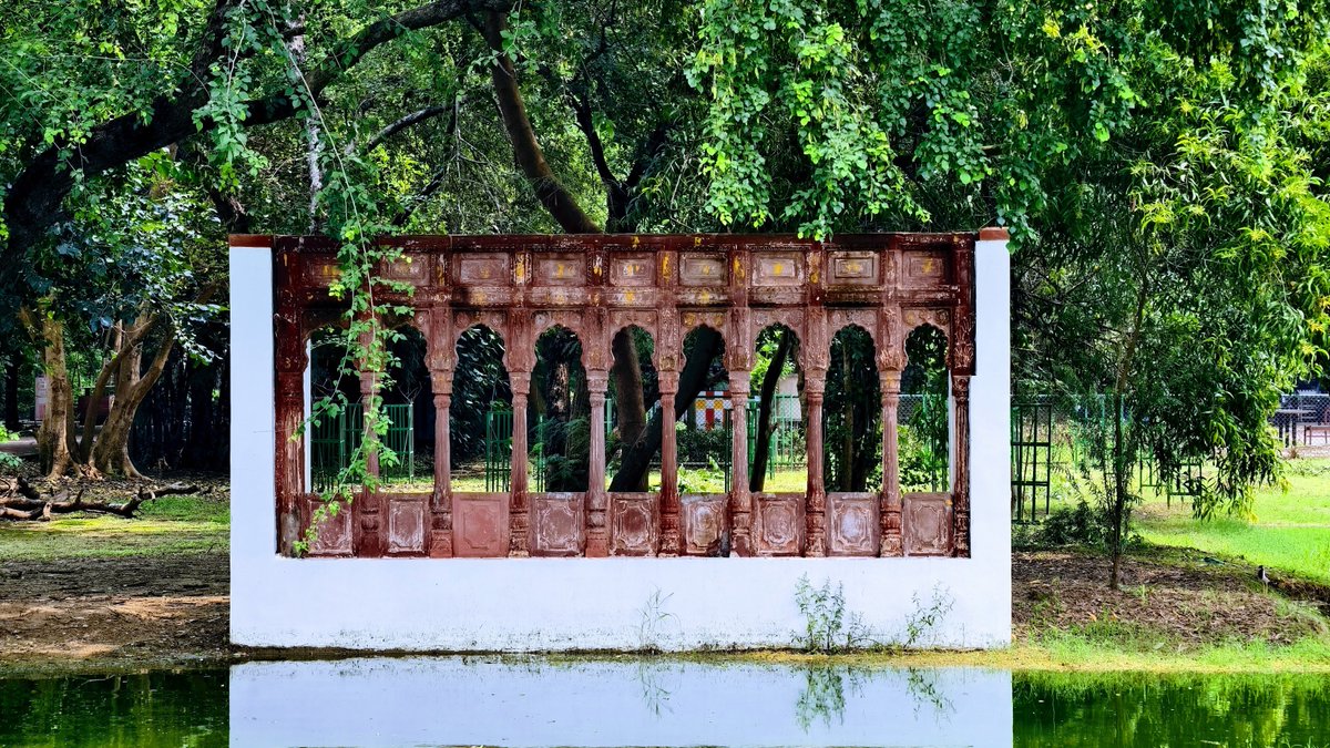mskhirwar's tweet photo. Sometimes the beauty isn’t just in the view — 
it’s in how you frame it. 🌿🪟📸

Have a wonderful Friday! 😊

#FrameItFriday https://t.co/2YfjqiAHUL
