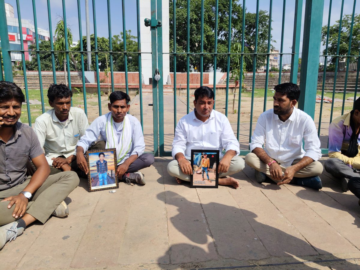 NareshMeenaTeam's tweet photo. 📍शहीद स्मारक, जयपुर 
झालावाड स्कुल हादसे में मृतक बच्चों के परिजनों के साथ धरने पर!
@NareshMeena__ https://t.co/8hLJcoZLVs