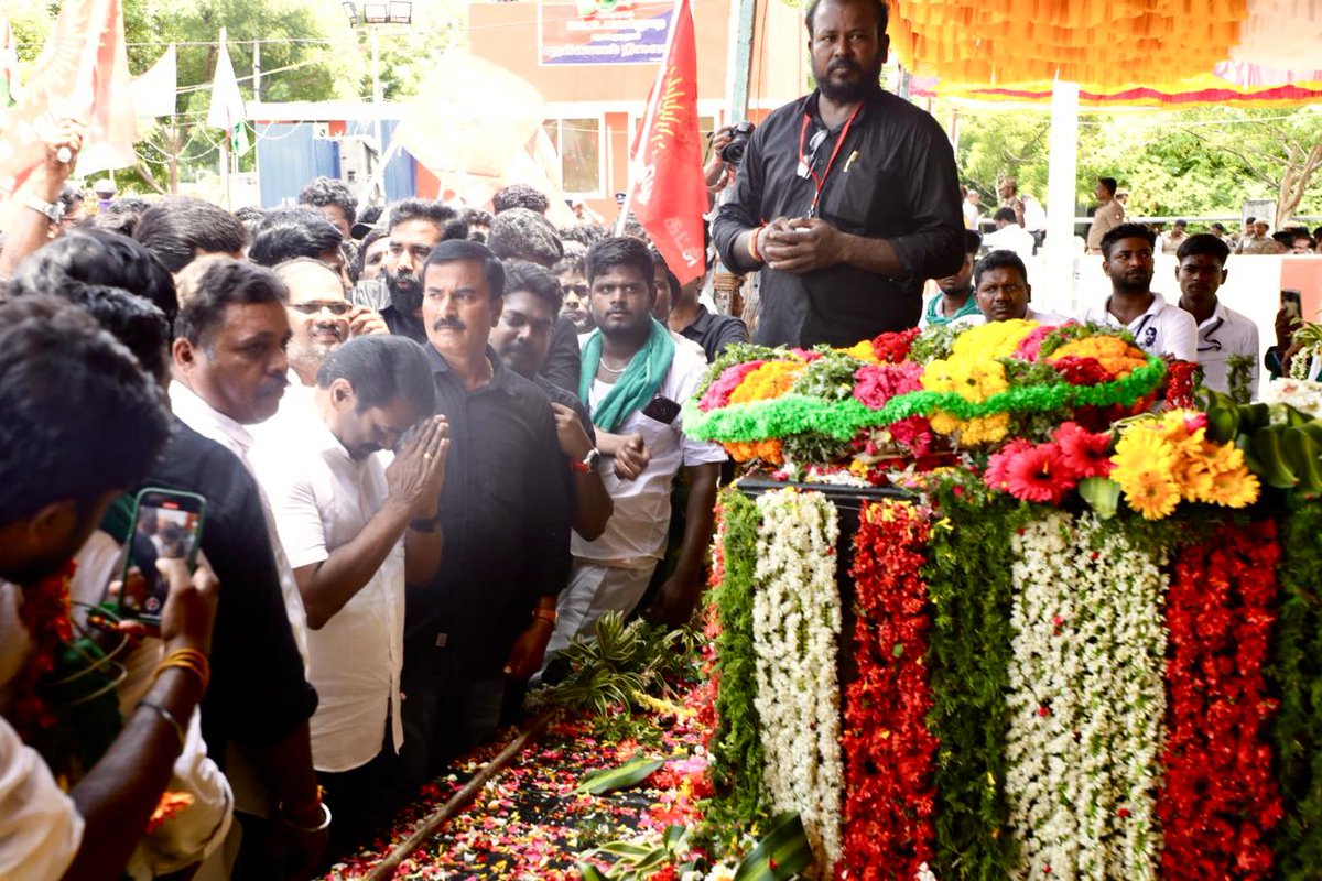 நேற்று பெருந்தமிழர் நமது ஐயா இம்மானுவேல் சேகரனார் அவர்களின் நினைவைப் போற்றி நாம் தமிழர் கட்சியின் தலைமை ஒருங்கிணைப்பாளர் அண்ணன் சீமான் அவர்களின் தலைமையில் வீரவணக்கம் செலுத்திவிட்டு திரும்பிய #கமுதி கரும்புலிகள்🙏...

#பரமக்குடியில்_சீமான் 
#முதுகுளத்தூர்