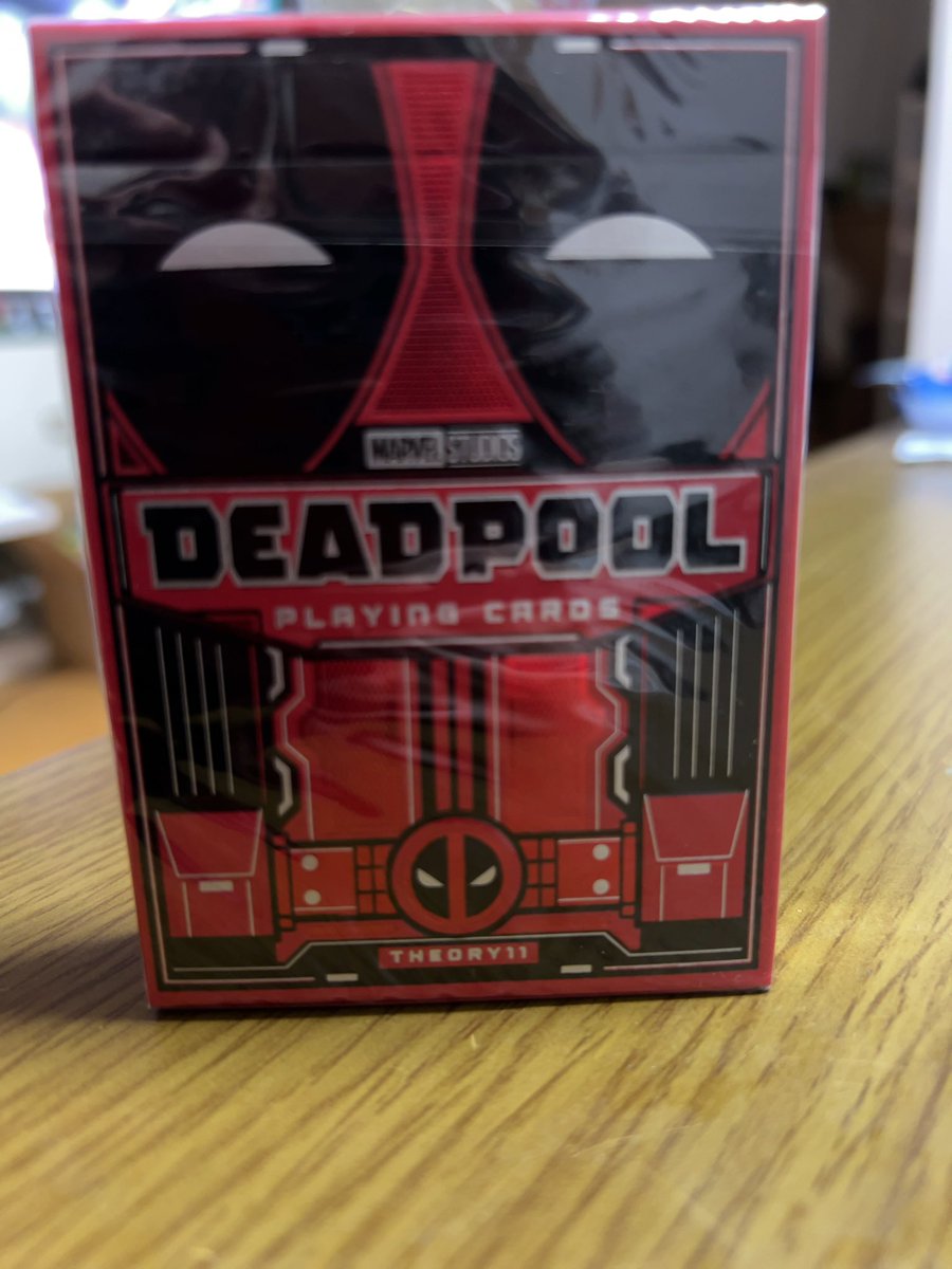 今日！
上司に！！
もらった！！！
デッドプールデザインのトランプ！！