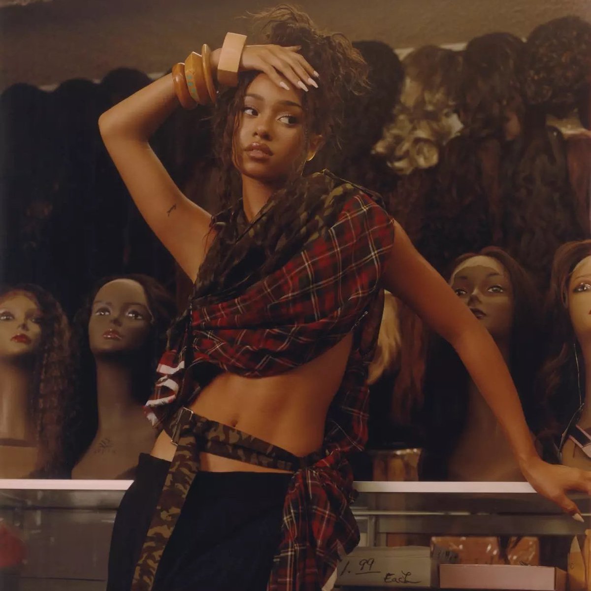 Manon recently mentioned the beautiful black legends, Lauryn hill,Erykah Badu and Lisa Bonet as celebrities who inspired her style and we can totally see it👌🔥