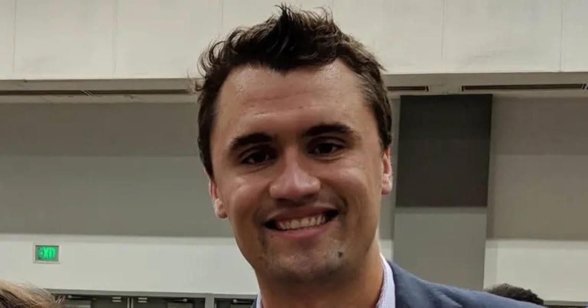 Het houdt me bezig

Ik hoor allerlei berichten
over de moord op Charlie Kirk.
Luister met verbazing hoe hij
neer wordt gezet in de media.

Waarschijnlijk heeft niemand
ooit iets van hem gevolgd en
is het de bedoeling dat je
het plaatje gewoon overneemt.

De jeugd geeft in een