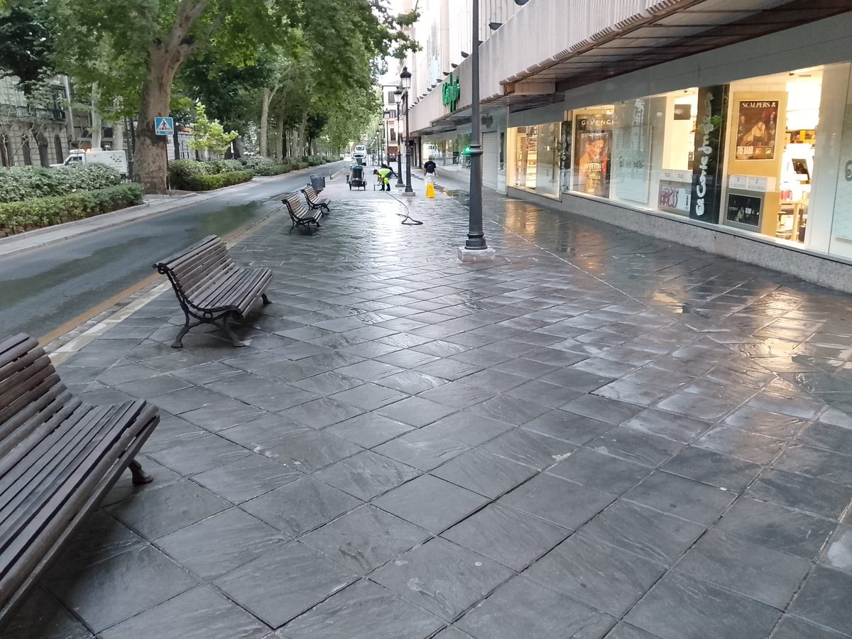 Granada_Limpia's tweet photo. Con nuestros servicios ordinarios estamos atendiendo la solería y el mobiliario urbano en:
📍 Carrera de la Virgen
📍 Acera del Casino

💡 Porque una ciudad limpia y cuidada, se disfruta más.

#GranadaLimpia #Inagra @aytogr @anasrequena @marifrangr @PreZero_ES https://t.co/mXVvc7a6Yw