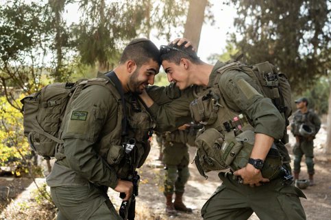 Skitzamizrahit's tweet photo. The strength of the IDF doesn’t come from weapons it comes from brotherhood. 🤍💙
One soldier’s pain is every soldier’s pain. One soldier’s victory is everyone’s victory.
Tag a friend you call a brother.
#BrothersInArms #IDFStrong #OneFamily