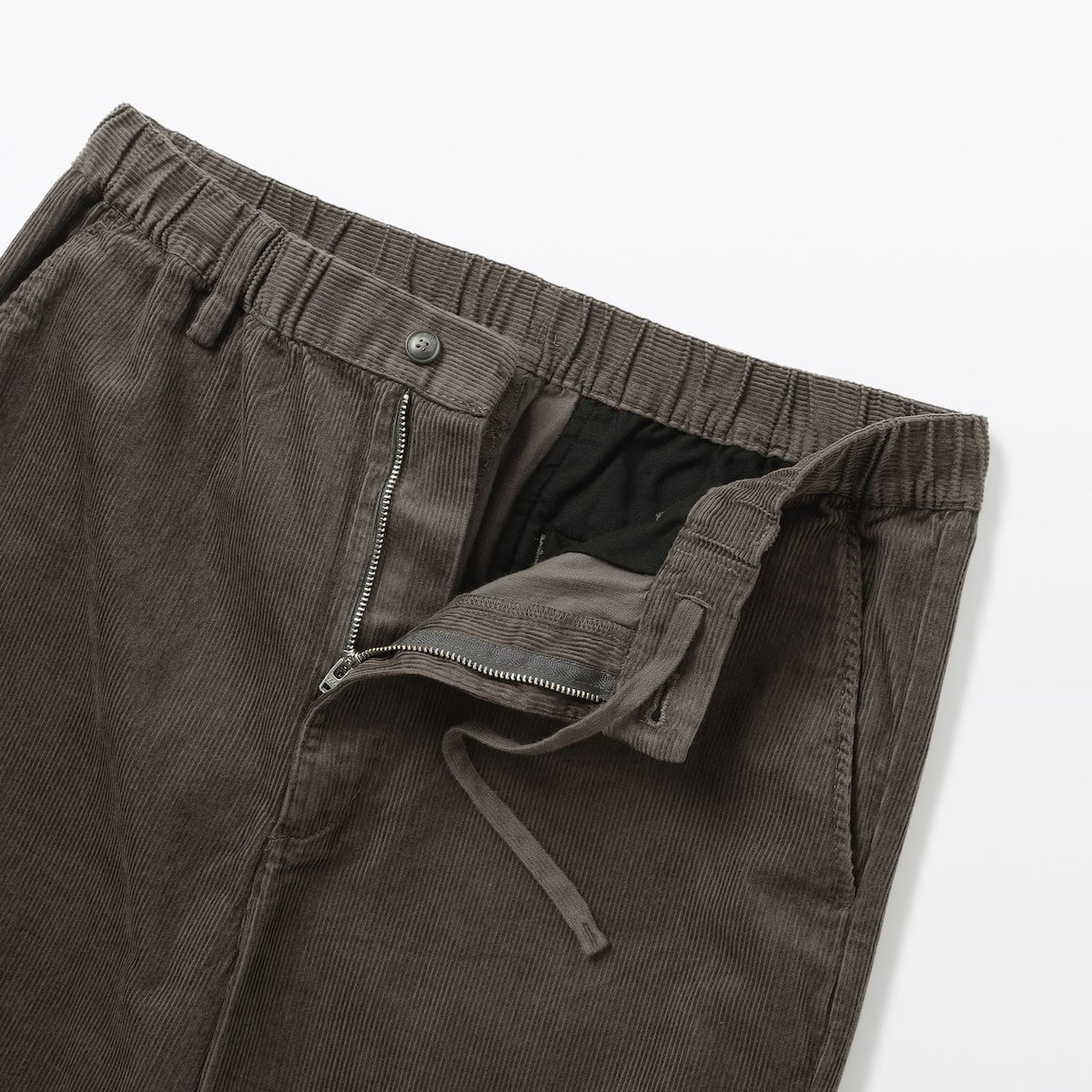 肌触りの良いコーデュロイ素材で、ゆとりのあるテーパードシルエットの