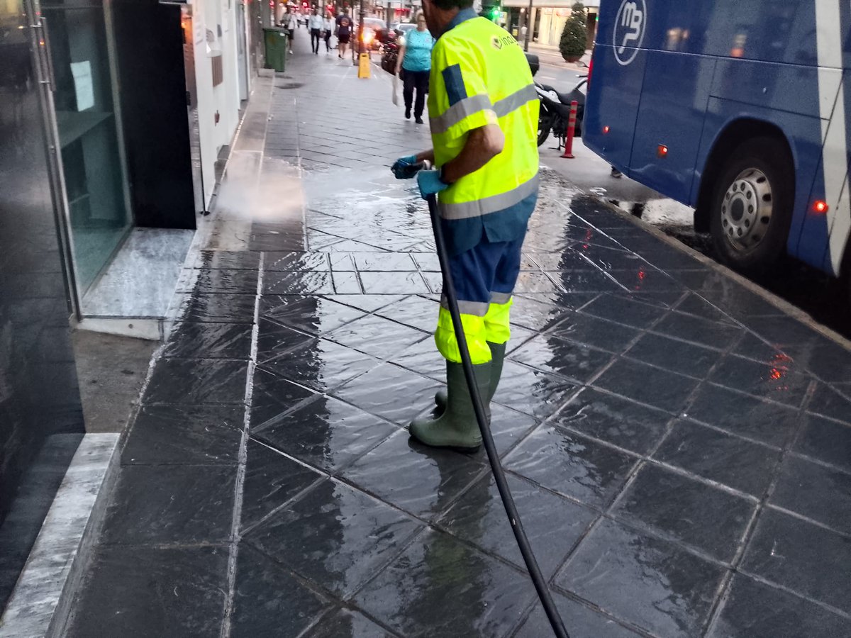 Granada_Limpia's tweet photo. Con nuestros servicios ordinarios estamos atendiendo la solería y el mobiliario urbano en:
📍 Carrera de la Virgen
📍 Acera del Casino

💡 Porque una ciudad limpia y cuidada, se disfruta más.

#GranadaLimpia #Inagra @aytogr @anasrequena @marifrangr @PreZero_ES https://t.co/mXVvc7a6Yw