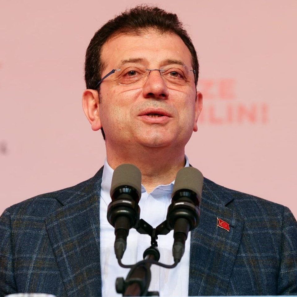 Ekrem İmamoğlu:

“Benim 18 yaşındayken cumhurbaşkanı olacağım belliymiş. Yabancılar Kıbrıs’ta bir üniversite kurmuş, beni almışlar. YÖK ve İstanbul Üniversitesi’ndeki işbirlikçileriyle birlikte beni buraya getirmişler. İddianamenin saçmalığının seviyesi bu.

Bunlar, benim