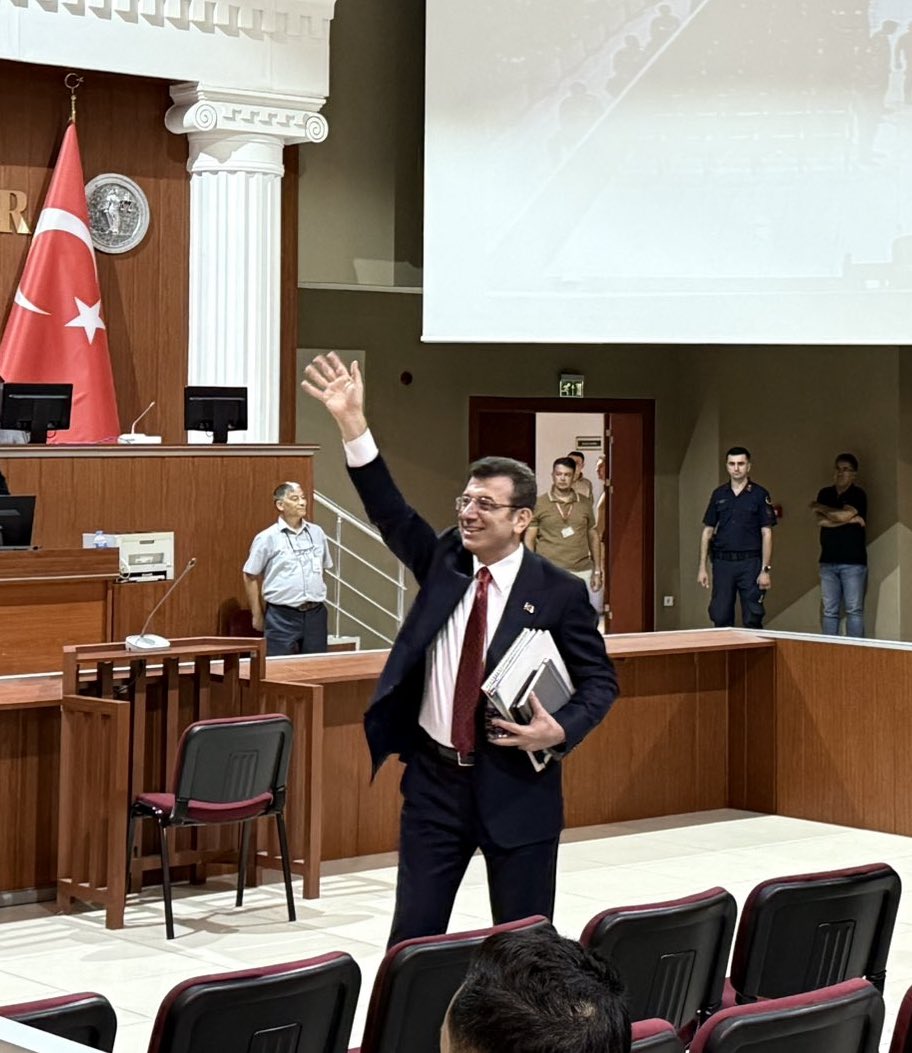 Gülmek devrimci bir eylemdir. Yanındayız🙏