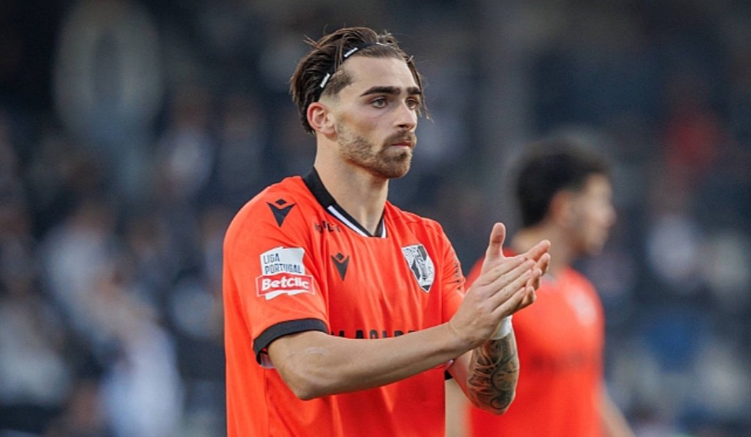 kdformatasarim's tweet image. Jota Silva&apos;yı hayatında 1 maç bile izlememiş adamlar Jota sol kanat oynamaz sağ kanat oyuncusu diyor :)

2013 yazında sağ kanada Tottenham&apos;dan Gareth Bale transferi yapsaydık sağ kanada sol bek aldınız diyeceklerdi.

Twitter garip bir yer.