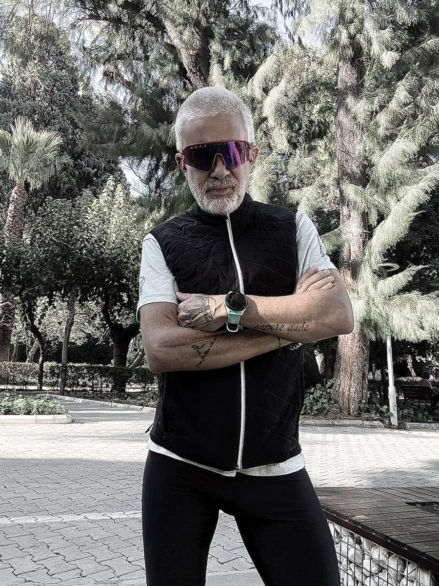 “İçimde yaşadığım coşkuyu dışarı çıkarmak istiyorum, kahkaha atmak istiyorum, bağırmak, çığlık atmak, tanımadıklarıma sarılmak istiyorum, yapamıyorum. Sadece plastik saatimin kronometresini durdurup, boynuma takılan madalyayı çıkarıyorum.”
Kevin Borg
<a href="/TYB1978/">Türkiye Yazarlar Birliği (TYB)</a> 
#kevinborgkitap