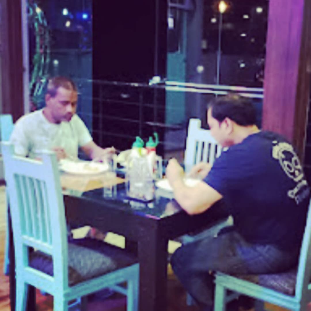 DilshadZKhan's tweet image. नैनीताल सफ़र के दौरान मैं और मेरे दोस्त दिनेश गोयल एक रेस्तरां में डिनर करते हुए #nainital #jurney #restaurent #dinner #frendship #life #happylife #dineshgoel #dilshadkhan #facebook #instagram #thread #Alhumdulillah