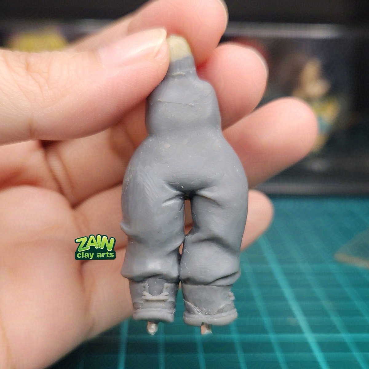 [Chibi Proj. - 26] 

I kinda want to keep Chibi2's waist snatched but since this is a chibi version, it didn’t seem to work so I had to let it go (sadge)

Worked on Chibi3's right pants and got a bit stuck on how the folds look.
#chibi #polymerclay #sculpt