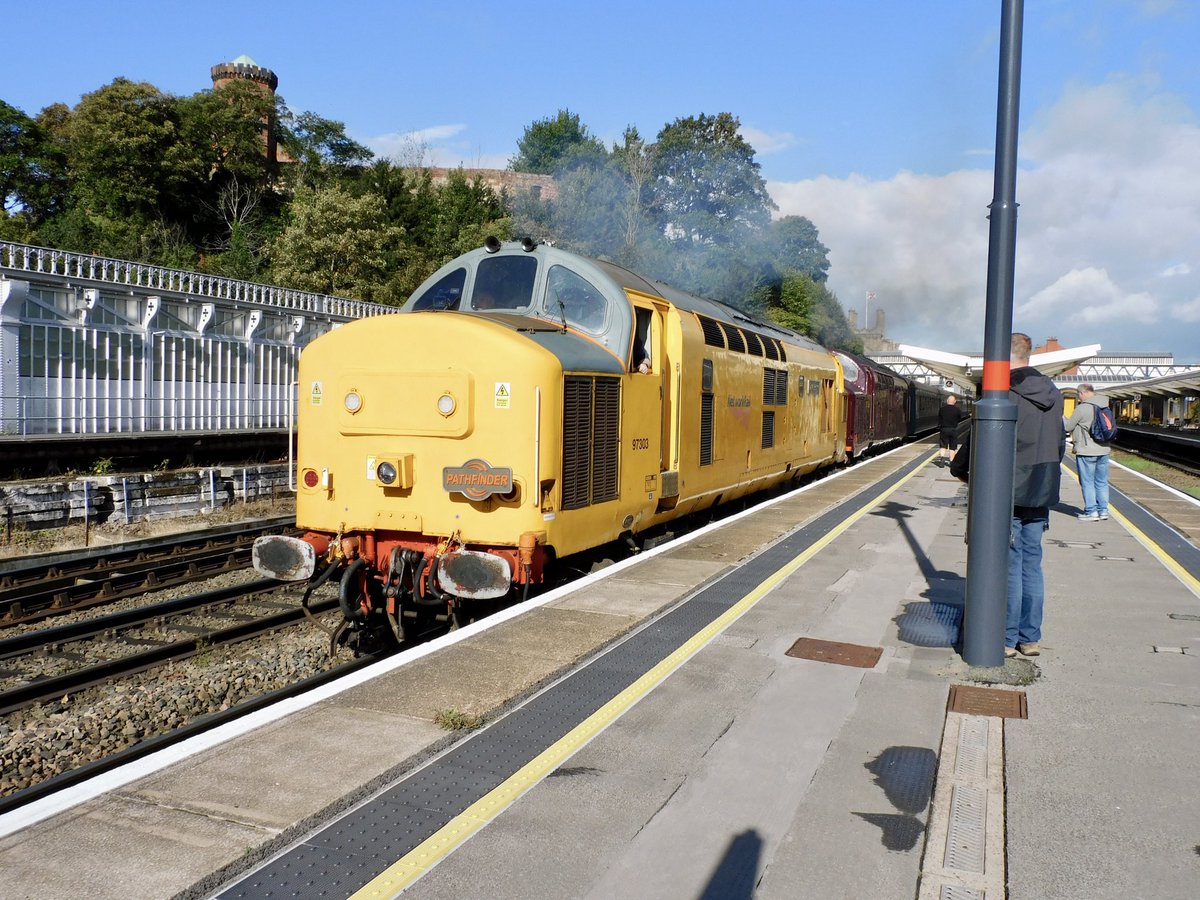 #tractor fest at Shrewsbury this morning with  37706 57314 37516 and 97303 on the Cambrian Coast Express 1Z67 Oxford to Pwllheli
