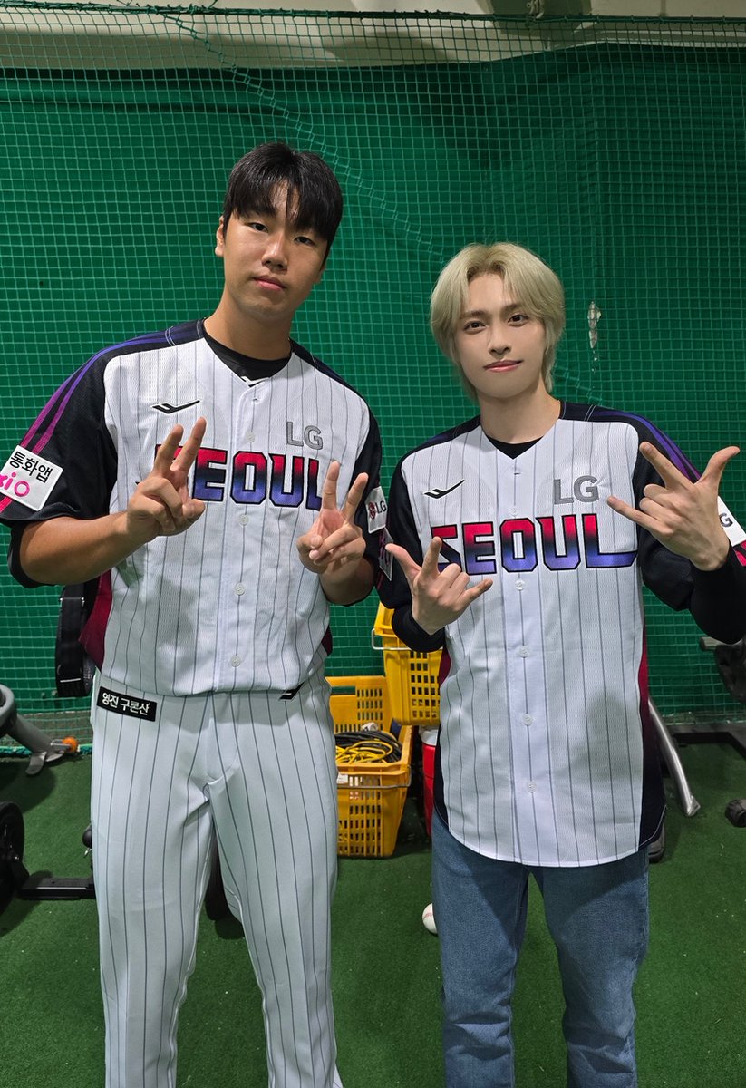 [ #Xtra_Scenes ]

가온이의 LG 트윈스 첫 시구⚾️
아쉽게 우천 취소되었지만☔️
그래도 선수님들과 만나뵐 수 있어서 뜻깊은 시간이었어요🥹✨
함께 기다려 준 Villains 고마워요! 💖

#XdinaryHeroes #엑스디너리히어로즈
#가온 #Gaon
#WE_ARE_ALL_HEROES
#LG트윈스 #LGTWINS #엘지트윈스