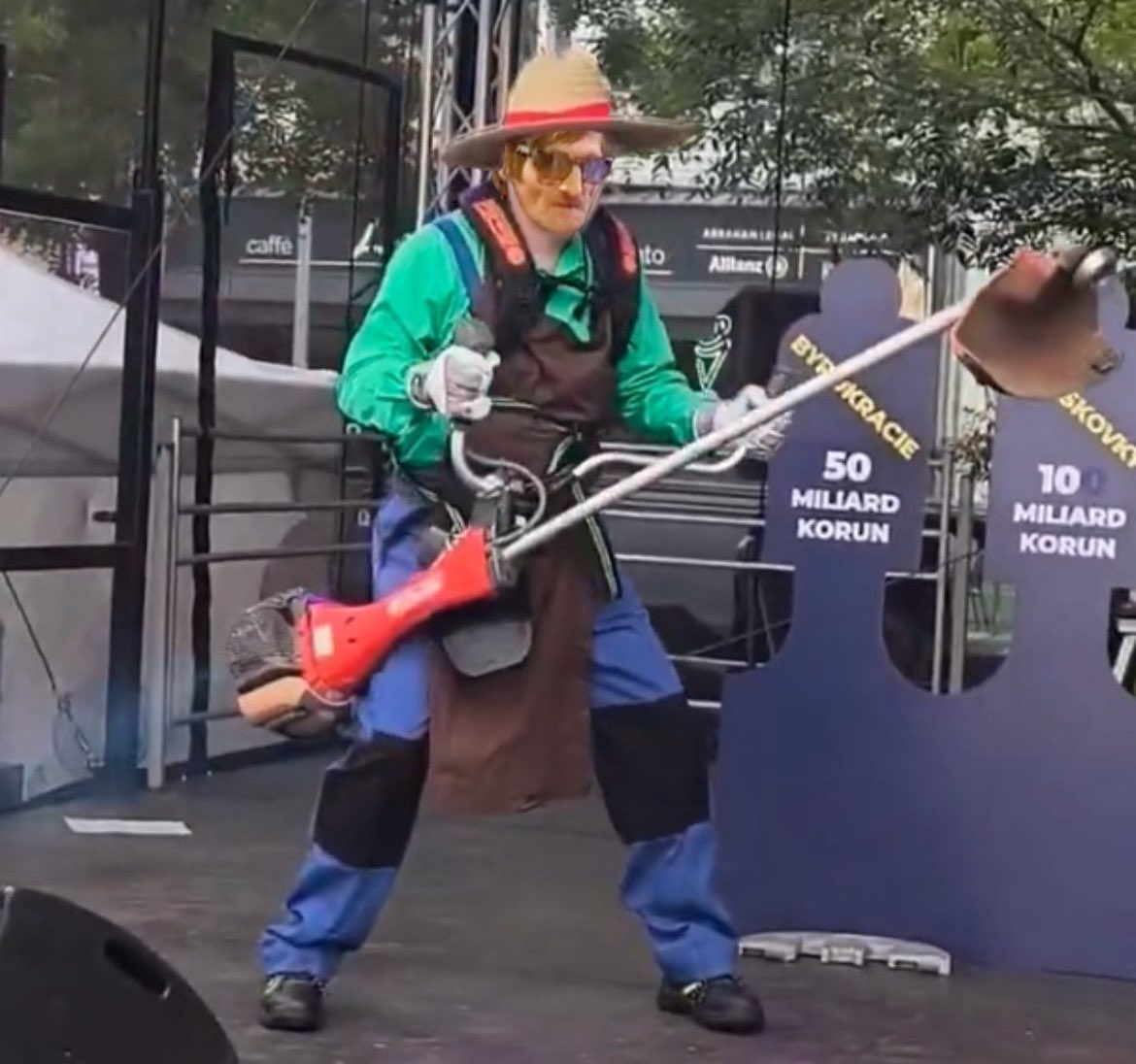 Přátelové hilfe, pomóc! Václav <a href="/Fergl_EE_Pergl/">Václav Pergl</a> se asi úpně pomád a nechce ně pustid do Besedy, že prej šecky rumy sou jeho a sněje se u toho jak delib… nemáte něgdo prášuky na hlovu???