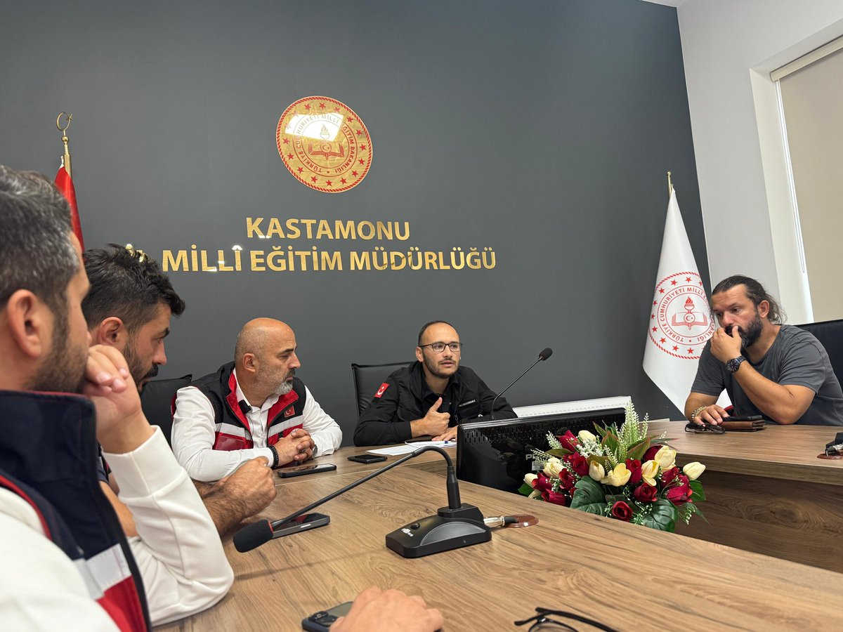 Kastamonu MEB AKUB sene başı toplantısı yapıldı. Toplantıda İlimizde yürütülecek projeler, eğitim ve tatbikat süreçleri planlandı. Üç farklı alanda akreditasyon alınması için AFADın katılımı ile planlama yapıldı.
<a href="/tcmeb/">Millî Eğitim Bakanlığı</a>
<a href="/Yusuf__Tekin/">Yusuf Tekin</a>
<a href="/meb_dhgm/">Destek Hizmetleri Genel Müdürlüğü</a>
<a href="/omurfatih/">Ömür Fatih Karakullukçu</a>
<a href="/ozkan_meb/">Özkan AVCI</a>
<a href="/MetinTayarer/">Metin TAYARER🇹🇷🇹🇷🇹🇷</a>