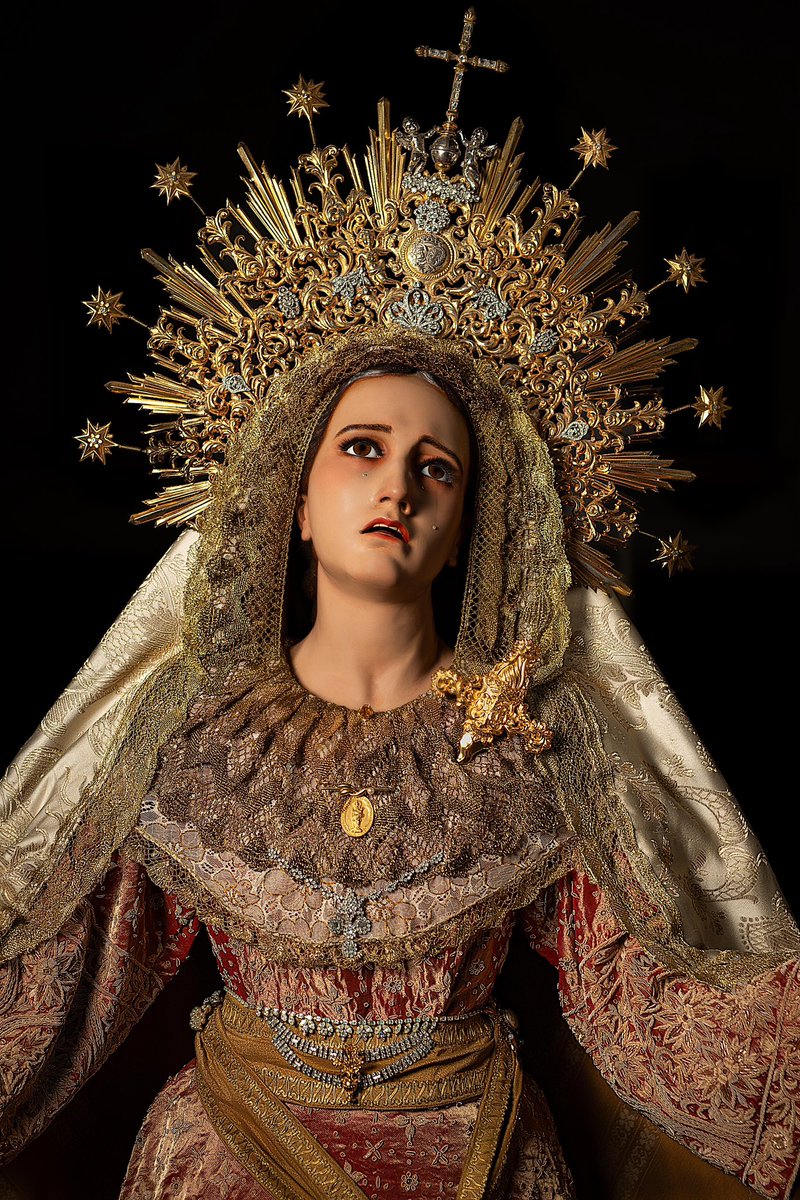 Hoy la Iglesia honra el Santísimo Nombre de la Virgen María, Madre de Dios y Madre nuestra. Al honrarla en esta fiesta, felicitamos también a todas las mujeres que llevan su nombre y celebran su onomástica.

#laColumna