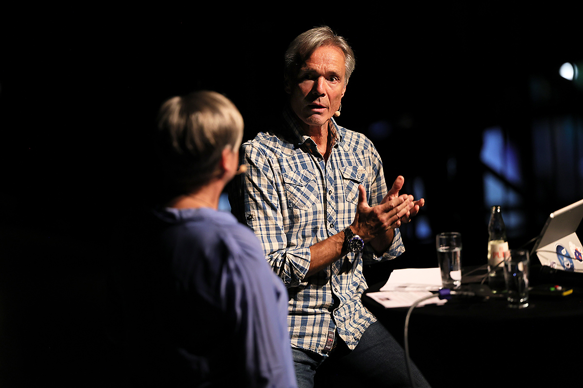 In entspannter Atmosphäre berichtete Hannes Jaenicke am Dienstagabend im #Gasometer über sein Leben mit dem Ozean. Dabei stand der #Meeresschutz Fokus des lebhaften Gesprächs zwischen Friederike Kremer-Obrock von #ElasmOcean und Hannes #Jaenicke. Mehr dazu gasometer.de/de/aktuelles