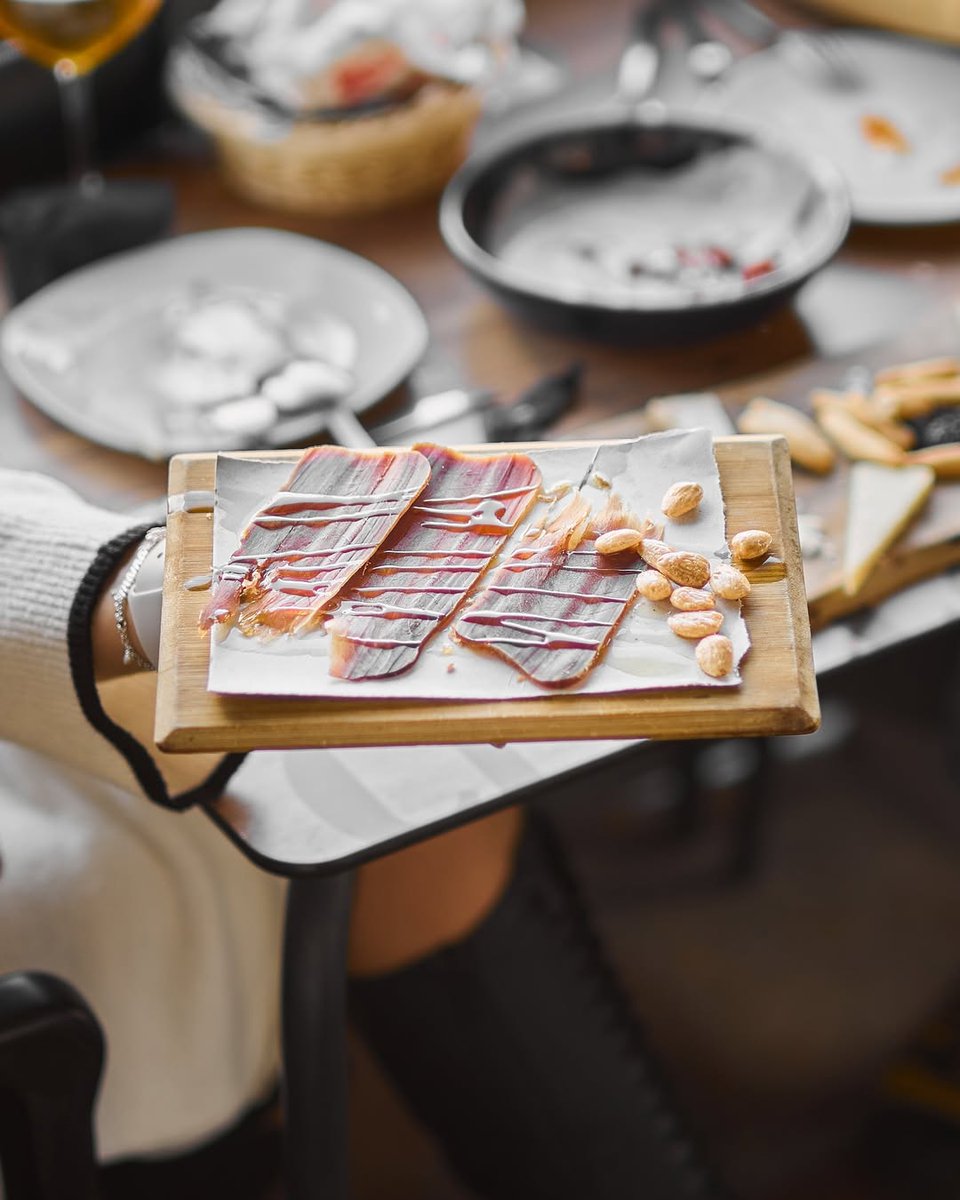 Hay dos tipos de personas:

1️⃣ Las que empiezan el fin de semana con un platito de mojama de Herpac

2️⃣ Las que no saben lo que es disfrutar de verdad

Si aún no estás en el primer grupo... ya estás tardando 👉🏻 herpac.com

#herpac #mojama #barbate #igpmojamadebarbate