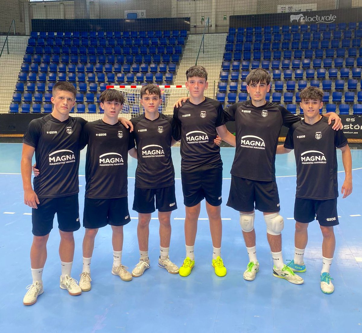 CDXOTA's tweet photo. 📸 Amplia representación de la cantera en el entrenamiento del primer equipo

¡La base viene pisando fuerte!

👥 Oier Amezgaray, Alain Morales, Aimar Iraurgi, Julen Fernández, Mikel Ansó y Félix Iraizoz https://t.co/Bho39RnBKl