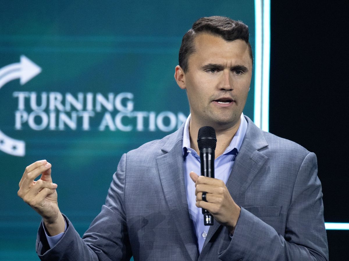 CHARLIE KIRK: CUANDO LAS PALABRAS MATAN

Salvo algún lunático, nadie ha justificado o alabado el asesinato de Charlie Kirk, pero su muerte es un claro ejemplo del poder destructivo de las palabras. Kirk fue un propagador de bulos peligrosos para la convivencia. Afirmó que Charles