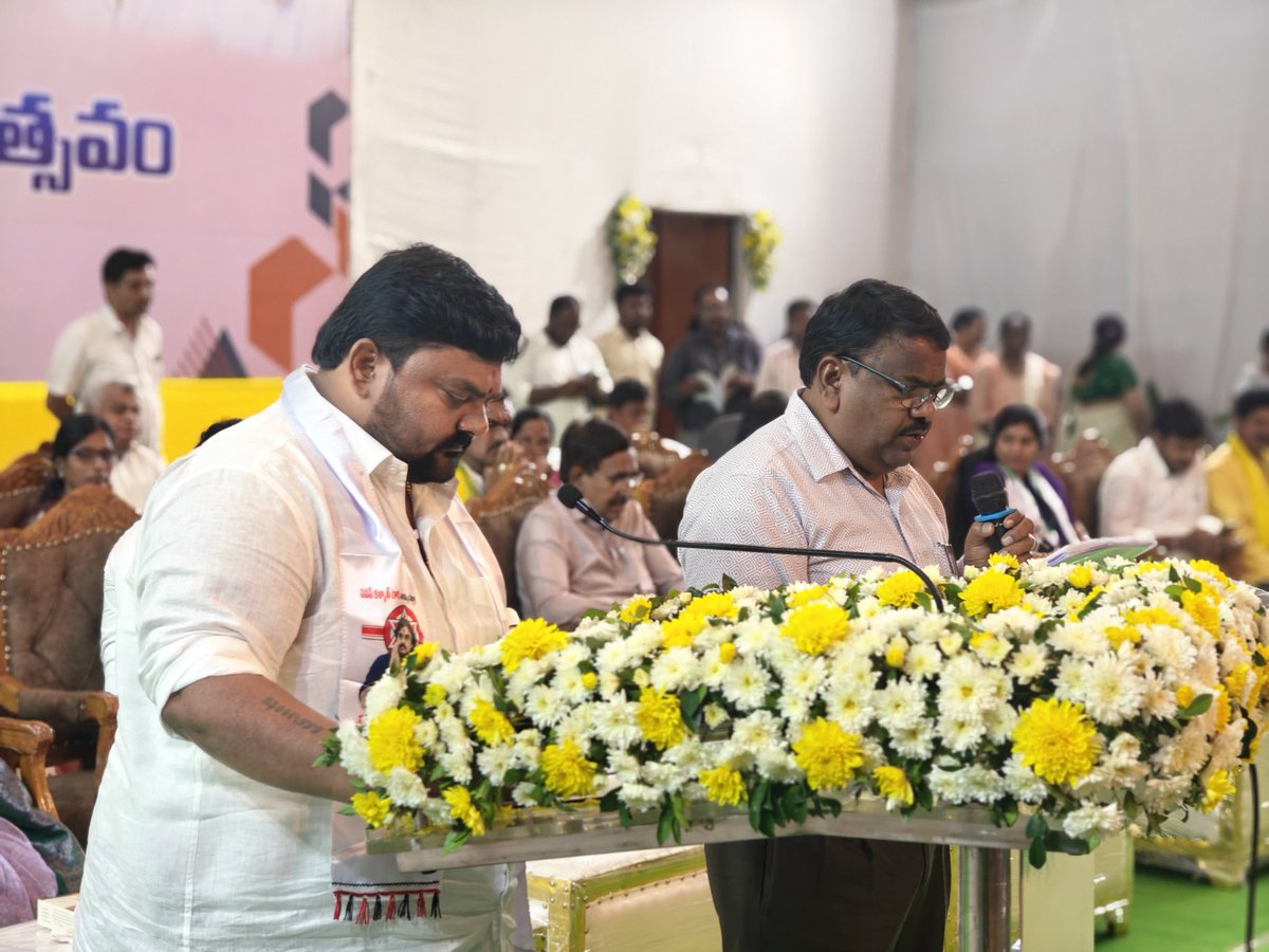 BhavaniBRK's tweet photo. ఈరోజు విజయవాడ తుమ్మలపల్లి కళాక్షేత్రంలో 'స్వచ్ఛ ఆంధ్ర రాష్ట్ర డైరెక్టర్'గా రాష్ట్ర మంత్రివర్యులు శ్రీ @Dr_NarayanaP  గారు, స్వచ్ఛ ఆంధ్ర కార్పొరేషన్ చైర్మన్ శ్రీ @PattabhiRamK1 గార్ల సమక్షంలో ప్రమాణ స్వీకారం చేశాను.
ఈ గౌరవనీయమైన బాధ్యతను నాపై ఉంచిన నమ్మకాన్ని నిలబెట్టుకుంటూ.. రాష్ట్ర అభివృద్ధి కోసం, ప్రజల శ్రేయస్సు కోసం అంకితభావంతో పనిచేస్తాను.
@JanaSenaParty @PawanKalyan