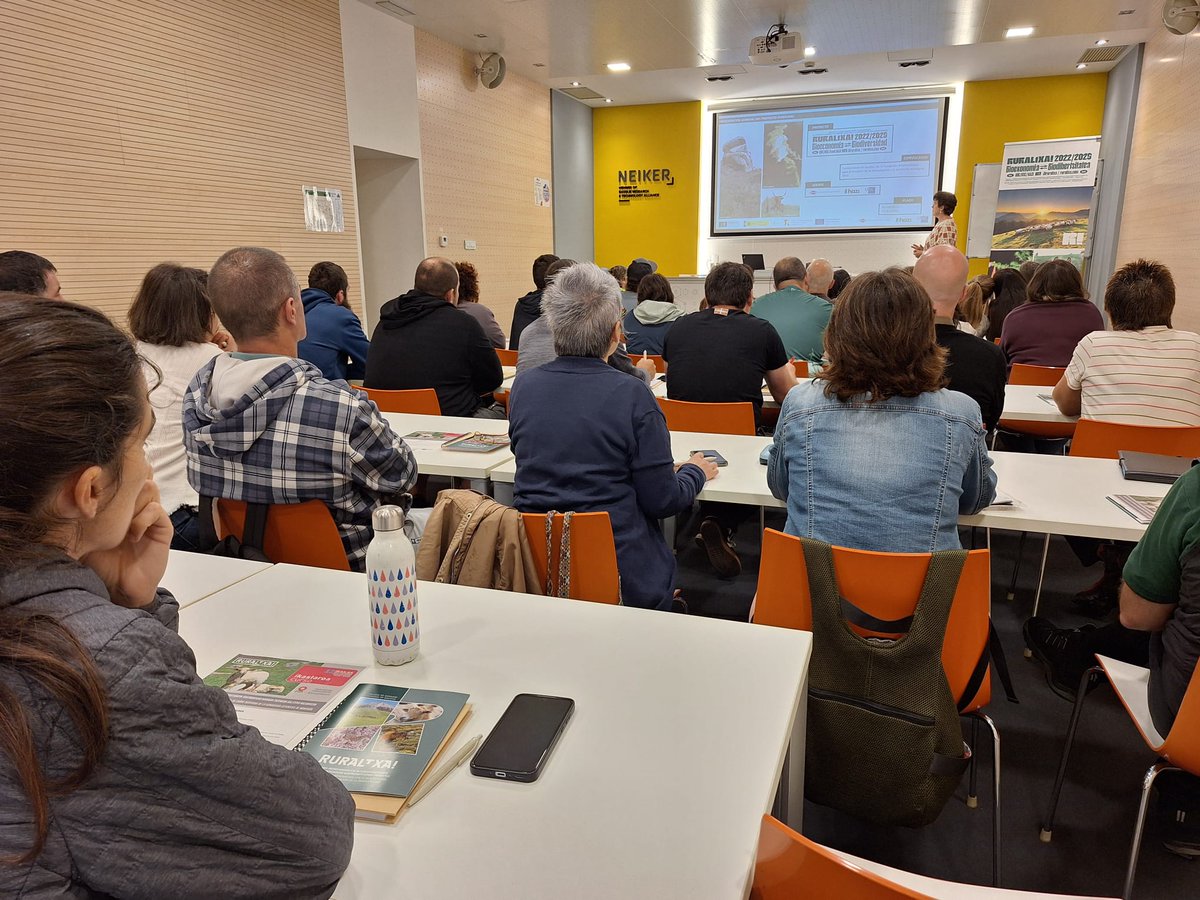 ✅Casi 40 personas siguen el curso "Requisitos para la venta directa de 🥩 carne derivada de la 🐂🐎🐏ganadería extensiva de montaña" organizado por RURALtXA! con la colaboración de Elika, Fundación Vasca para la Seguridad Agroalimentaria.

#fundacionbiodiversidad #ProyectosPRTR