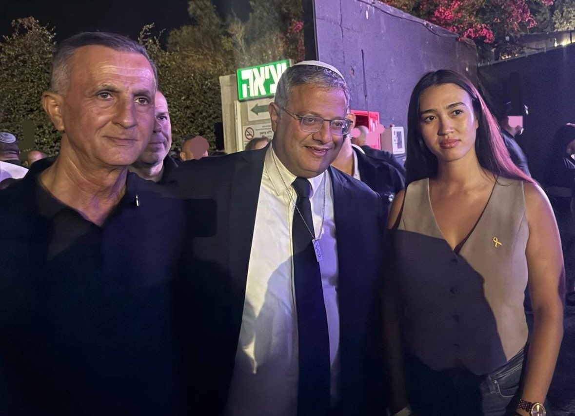 נועה היפה, האיש הזה משתמש בכוחו הפוליטי להשארת בן זוגך לקמול בשבי. כשאת מתרועעת ומצטלמת איתו את נותנת לו לגיטמציה להמשיך, לא עוזרת לאבינתן להשתחרר.