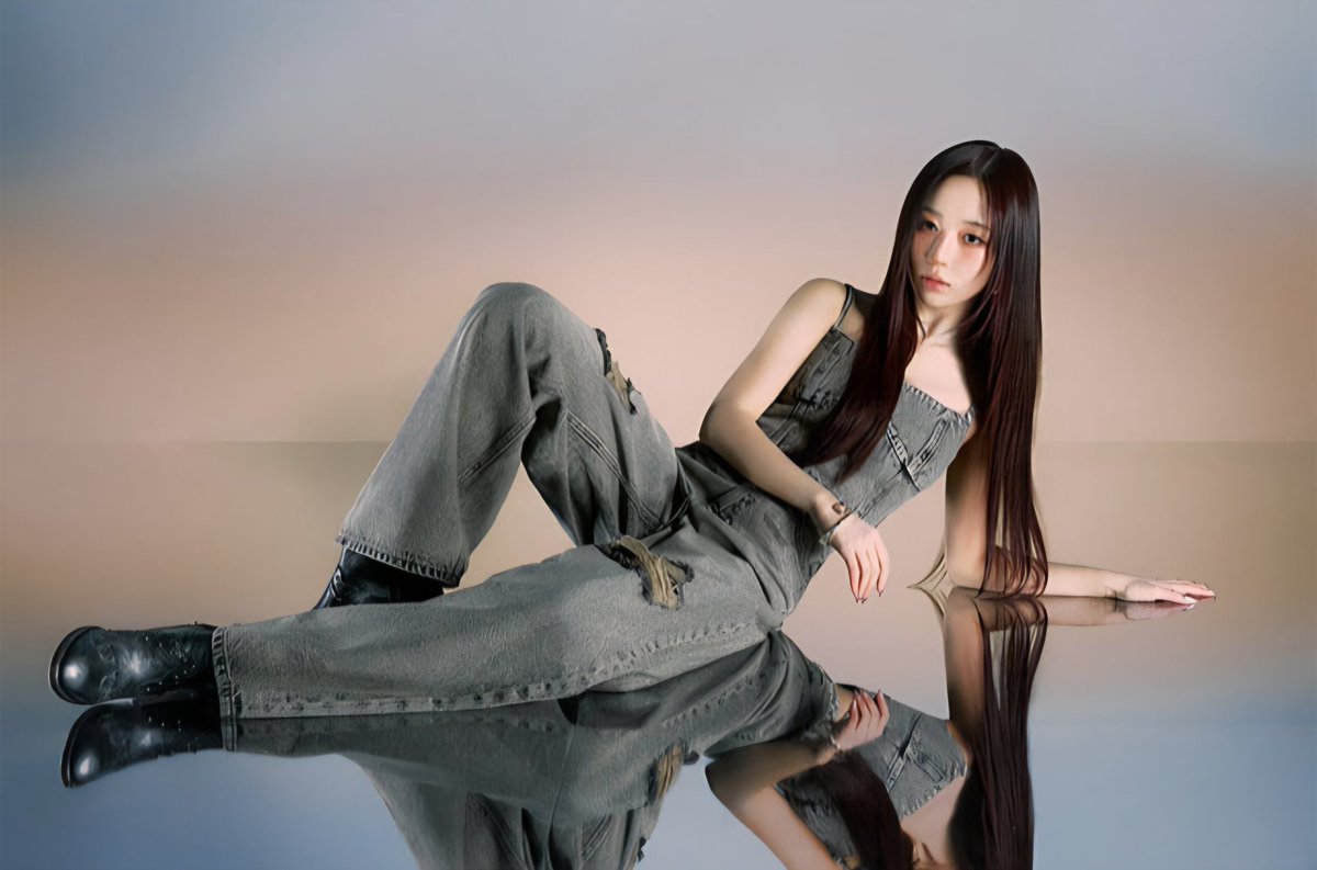 오늘은 grey fit으로 simple하게 갔는데, 분위기는 절대 simple하지 않아, mirror 속 나도 똑같이 shine. 누가 뭐래도, my vibe > your vibe.