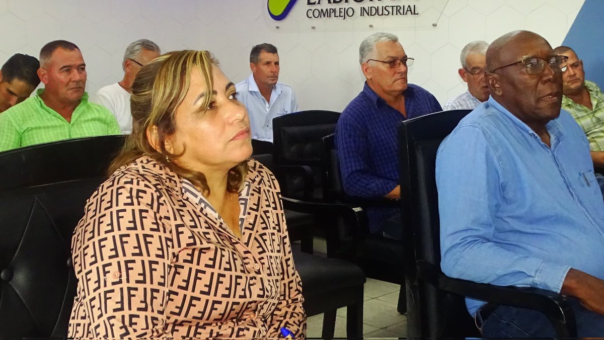 SuselyMorfaG's tweet photo. Vicepresidente cubano Salvador Valdés Mesa supervisa avance del complejo industrial de Labiofam en Villa Clara, ¡ya al 95%! Clave para sustituir importaciones y producir biofertilizantes. Se espera impactar la agricultura nacional y exportar. #Cuba https://t.co/zqxUGvPml9