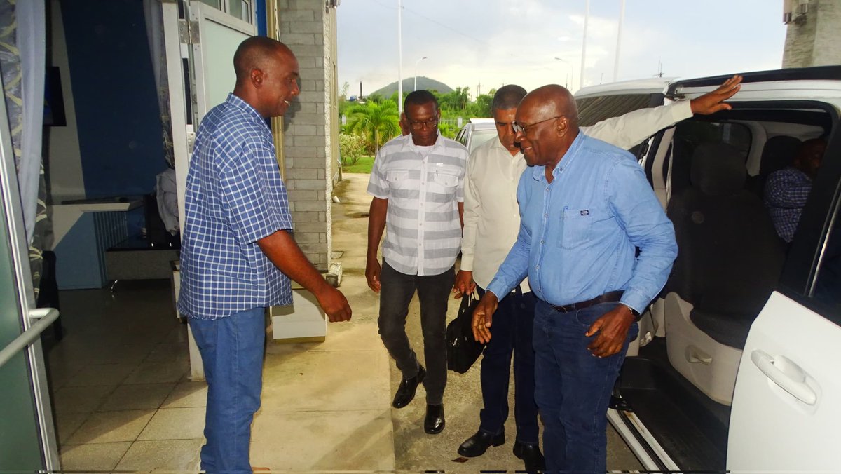 SuselyMorfaG's tweet photo. Vicepresidente cubano Salvador Valdés Mesa supervisa avance del complejo industrial de Labiofam en Villa Clara, ¡ya al 95%! Clave para sustituir importaciones y producir biofertilizantes. Se espera impactar la agricultura nacional y exportar. #Cuba https://t.co/zqxUGvPml9