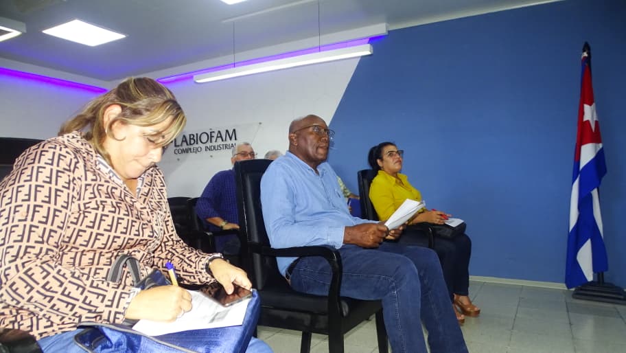 SuselyMorfaG's tweet photo. Vicepresidente cubano Salvador Valdés Mesa supervisa avance del complejo industrial de Labiofam en Villa Clara, ¡ya al 95%! Clave para sustituir importaciones y producir biofertilizantes. Se espera impactar la agricultura nacional y exportar. #Cuba https://t.co/zqxUGvPml9
