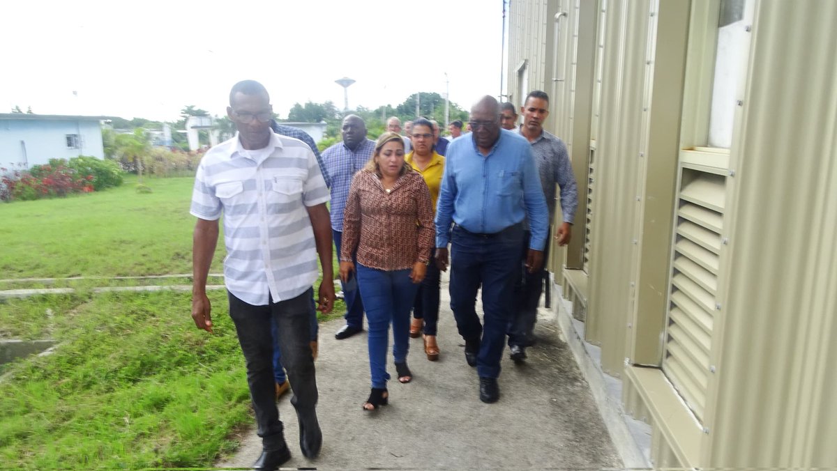 SuselyMorfaG's tweet photo. Vicepresidente cubano Salvador Valdés Mesa supervisa avance del complejo industrial de Labiofam en Villa Clara, ¡ya al 95%! Clave para sustituir importaciones y producir biofertilizantes. Se espera impactar la agricultura nacional y exportar. #Cuba https://t.co/zqxUGvPml9