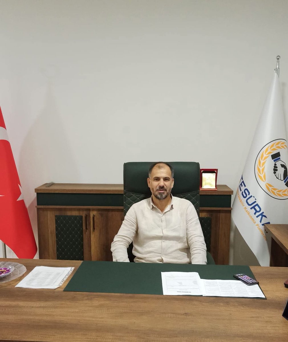 12haberinolsun's tweet photo. #HaberinOlsunBingöl 
SÜRKAP ve Zıktê Derneği’nde bayrak değişimi: Yeni başkan Mehmet Atalay oldu

SÜRKAP ve Zıktê Derneği’nde yönetim değişikliği yaşandı. Kısa süreliğine de olsa dernek ve platforma öncülük eden Başkan Muhittin Bozkır, sağlık sorunları nedeniyle görevini bırakmak zorunda kaldı. Bozkırın yerine yeni başkan Mehmet Atalay oldu

Yönetim kurulu tarafından yapılan toplantıda, hem Zıktê Derneği’nde organ değişikliğine gidildi hem de SÜRKAP Yönetim Kurulu Başkanlığı için yeni isim belirlendi. Yapılan oylama sonucunda, Mehmet Atalay oy birliği ile başkanlığa getirildi.

Konuyla ilgili açıklama yapan Zıktê Sürkap Divan Heyeti adına İbrahim Bircan, “Görevini sağlık sorunları nedeniyle bırakmak durumunda kalan kıymetli başkanımız Muhittin Bozkır ağabeyimize hizmetlerinden dolayı teşekkür ediyoruz. Yeni başkanımız Mehmet Atalay ve yönetimine de başarılar diliyoruz. Rabbim çalışmalarında muvaffak etsin” dedi.
@iataoglu_ @Osmantopluk2 @SurkapZikte @12Atalay12 @mustafataoglu12 @asutay_onur