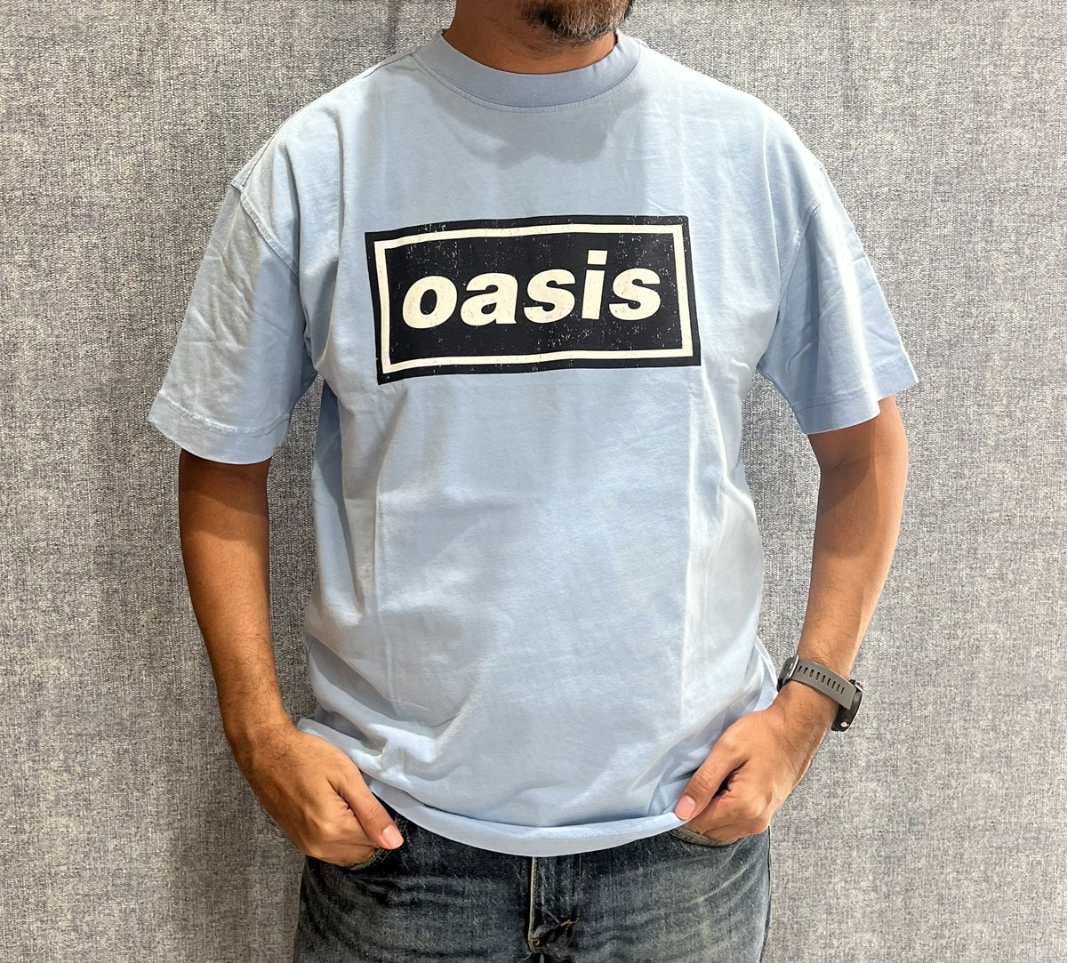 ijaicool's tweet photo. (Pakai baju Oasis) 

Wife: (Tiba-tiba menyanyi) Nooobody said it was eaaaasy… 

Aku: Mmm itu bukan Oasis…

Wife: Oh ok. Look at the stars… 

Aku: Still bukan Oasis 

Aku syak wife aku tau tapi saja nak buat aku terjengkel https://t.co/VCTTlaNdvP