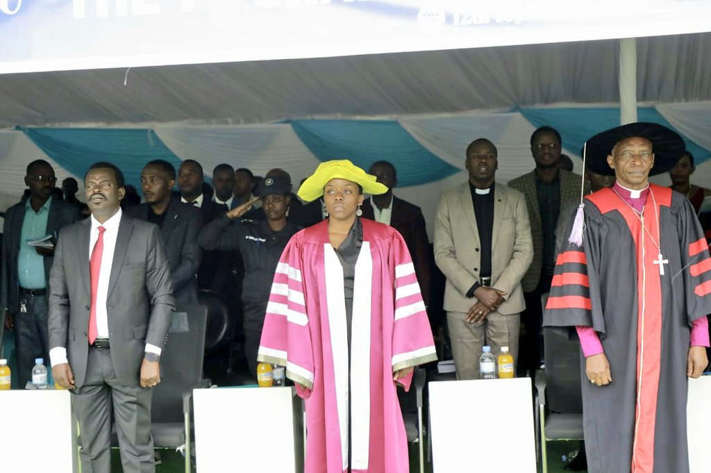 ENERGY888FM's tweet photo. Kuri uyu wa Gatanu tariki 12 Nzeri 2025 mu ishuri rikuru ry’ubumenyingiro, MIPC habereye umuhango wo gushyikiriza abanyeshuri 179 impamyabumenyi z’icyiciro cya mbere cya Kaminuza ku nshuro ya 7.

Abarangije muri MIPC bagera ku 179 mu mashami atanu atandukanye bakaba bihaye intego yo gukora ibishoboka bagahanga imirimo mishya ijyanye n’ibyo bize bagamije gutanga akazi mu kugabanya ubushomeri bwugarije urubyiruko.

Minisiteri y’Uburezi, ishyize imbaraga mu bumenyi bujyanye n’imyuga n’ubumenyingiro, kuko iterambere Igihugu gishaka kugeraho rishingiye ku murimo uzakenera abantu bafite ubumenyi ku ntoki zabo (hands of Skills).
@MuhaburaCollege @MusanzeDistrict @Rwanda_Edu @RTB_Rwanda @HEC_Rwanda