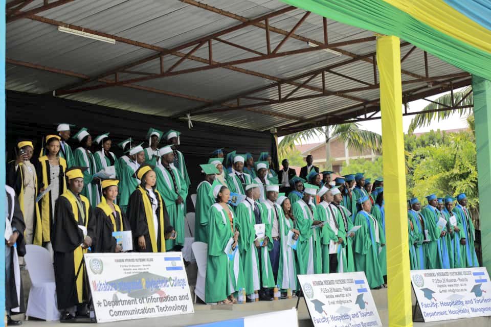 ENERGY888FM's tweet photo. Kuri uyu wa Gatanu tariki 12 Nzeri 2025 mu ishuri rikuru ry’ubumenyingiro, MIPC habereye umuhango wo gushyikiriza abanyeshuri 179 impamyabumenyi z’icyiciro cya mbere cya Kaminuza ku nshuro ya 7.

Abarangije muri MIPC bagera ku 179 mu mashami atanu atandukanye bakaba bihaye intego yo gukora ibishoboka bagahanga imirimo mishya ijyanye n’ibyo bize bagamije gutanga akazi mu kugabanya ubushomeri bwugarije urubyiruko.

Minisiteri y’Uburezi, ishyize imbaraga mu bumenyi bujyanye n’imyuga n’ubumenyingiro, kuko iterambere Igihugu gishaka kugeraho rishingiye ku murimo uzakenera abantu bafite ubumenyi ku ntoki zabo (hands of Skills).
@MuhaburaCollege @MusanzeDistrict @Rwanda_Edu @RTB_Rwanda @HEC_Rwanda