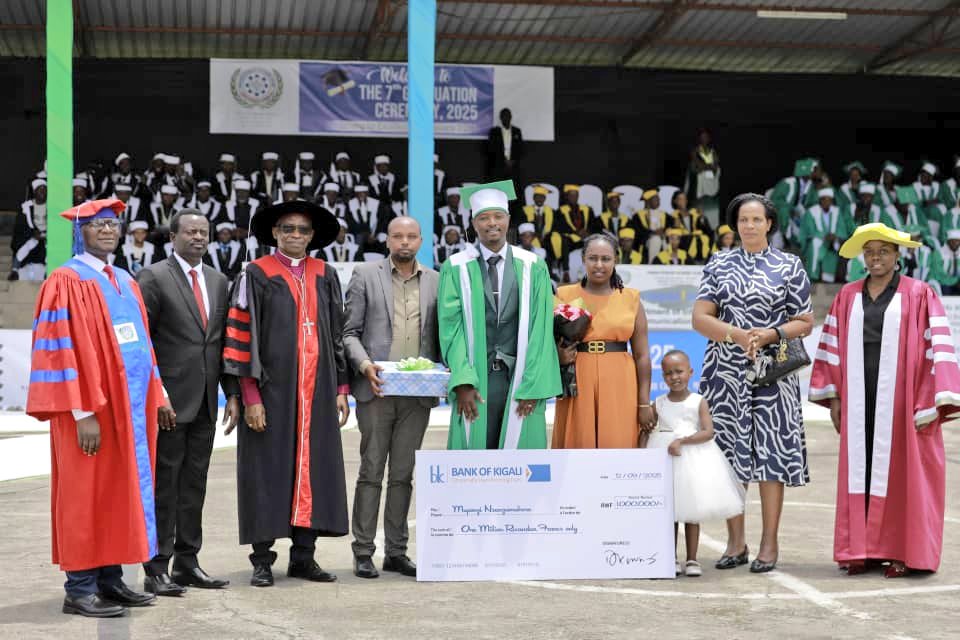 ENERGY888FM's tweet photo. Kuri uyu wa Gatanu tariki 12 Nzeri 2025 mu ishuri rikuru ry’ubumenyingiro, MIPC habereye umuhango wo gushyikiriza abanyeshuri 179 impamyabumenyi z’icyiciro cya mbere cya Kaminuza ku nshuro ya 7.

Abarangije muri MIPC bagera ku 179 mu mashami atanu atandukanye bakaba bihaye intego yo gukora ibishoboka bagahanga imirimo mishya ijyanye n’ibyo bize bagamije gutanga akazi mu kugabanya ubushomeri bwugarije urubyiruko.

Minisiteri y’Uburezi, ishyize imbaraga mu bumenyi bujyanye n’imyuga n’ubumenyingiro, kuko iterambere Igihugu gishaka kugeraho rishingiye ku murimo uzakenera abantu bafite ubumenyi ku ntoki zabo (hands of Skills).
@MuhaburaCollege @MusanzeDistrict @Rwanda_Edu @RTB_Rwanda @HEC_Rwanda