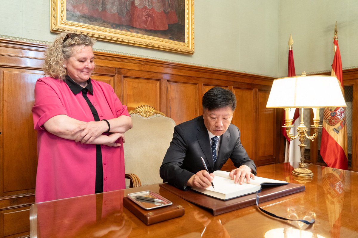 La vicepresidenta 1ª y diputada de Economía y Hacienda ha recibido en el Salón de Plenos a una delegación de la provincia china 🇨🇳 de Guizhou.

Un encuentro que fortalece los lazos entre ambas comunidades y abre nuevas oportunidades de cooperación comercial, económica y cultural.