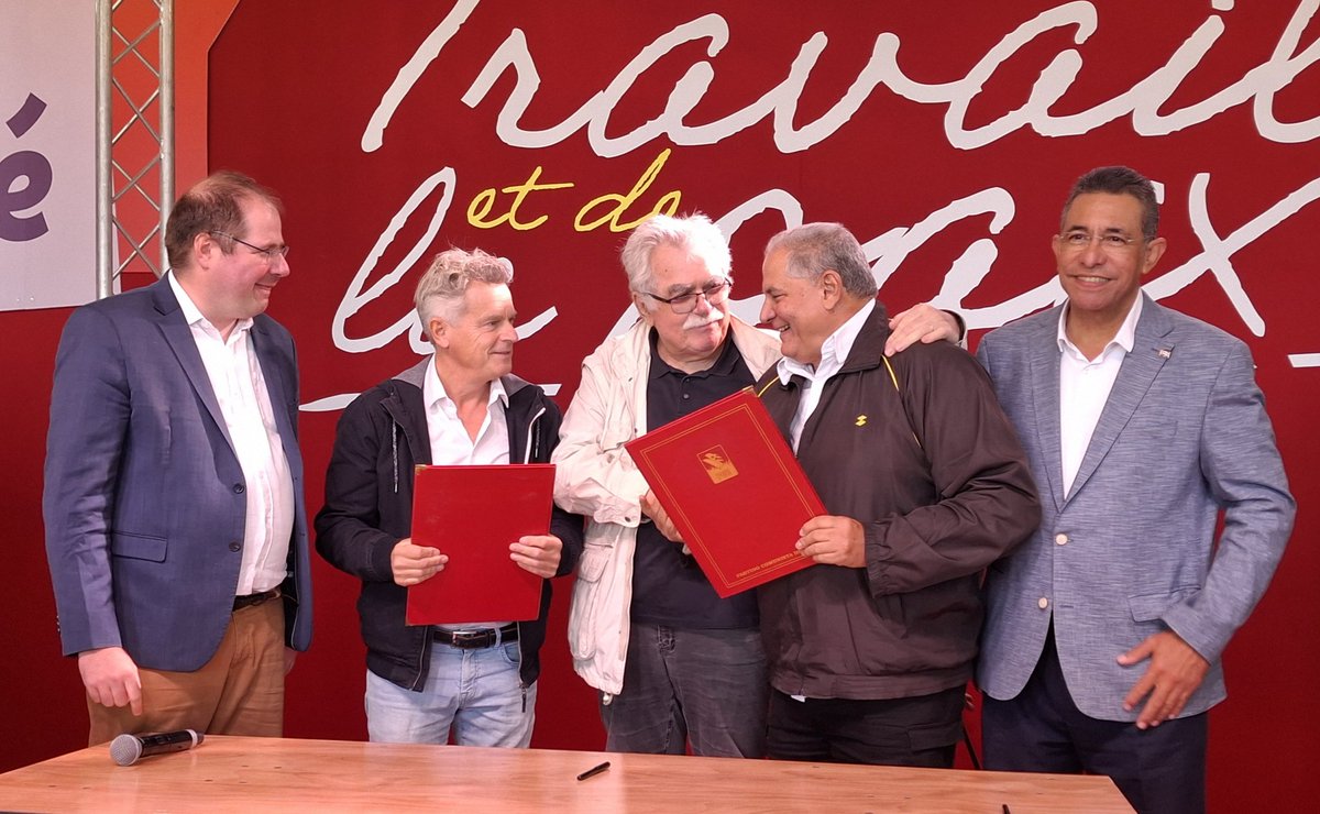 🔴BREAKING|Signature historique entre le Parti Communiste de Cuba et le Parti Communiste Français

L'accord a été signé par <a href="/Fabien_Roussel/">Fabien Roussel</a>-<a href="/PCF/">PCF</a> et Juan M García-<a href="/PartidoPCC/">Partido Comunista de Cuba</a>

🚩AHORA|Firma de acuerdo histórico entre los partidos #comunistas de Cuba y Francia

📍 <a href="/FetedelHumanite/">Fête de l'Humanité</a>