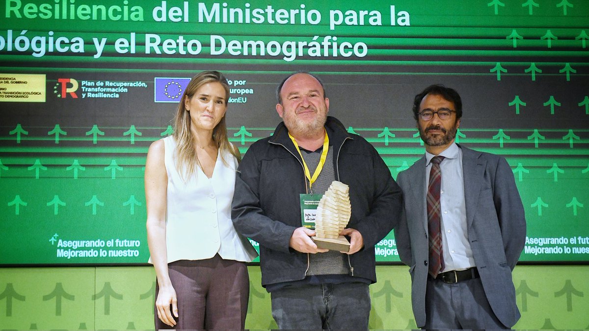 Ajuntament Sant Boi (@ajsantboi) on Twitter photo Premi de <a href="/mitecogob/">Transición Ecológica y Reto Demográfico</a> a l'Ajuntament de Sant Boi pel projecte #sbrespiramesverd. La ministra Sara Aagesen ha lliurat el reconeixement al tinent d'Alcaldia Javier López.
👉 santboi.cat/premimiteco #ProyectosPRTR #PlanRecuperación #NextGenerationEU #santboi Premi de <a href="/mitecogob/">Transición Ecológica y Reto Demográfico</a> a l'Ajuntament de Sant Boi pel projecte #sbrespiramesverd. La ministra Sara Aagesen ha lliurat el reconeixement al tinent d'Alcaldia Javier López.
👉 santboi.cat/premimiteco #ProyectosPRTR #PlanRecuperación #NextGenerationEU #santboi