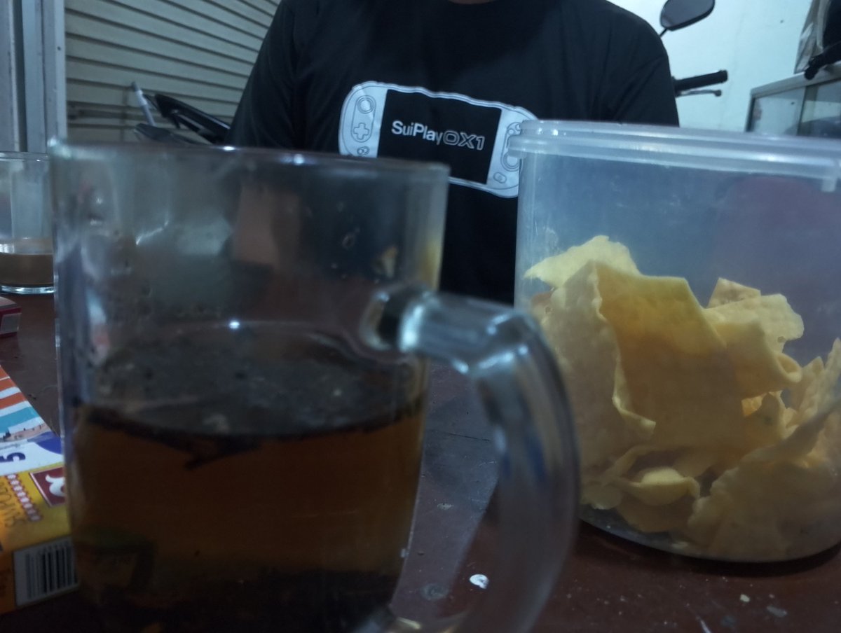 Nunggu ujan reda bareng Abang suiplay