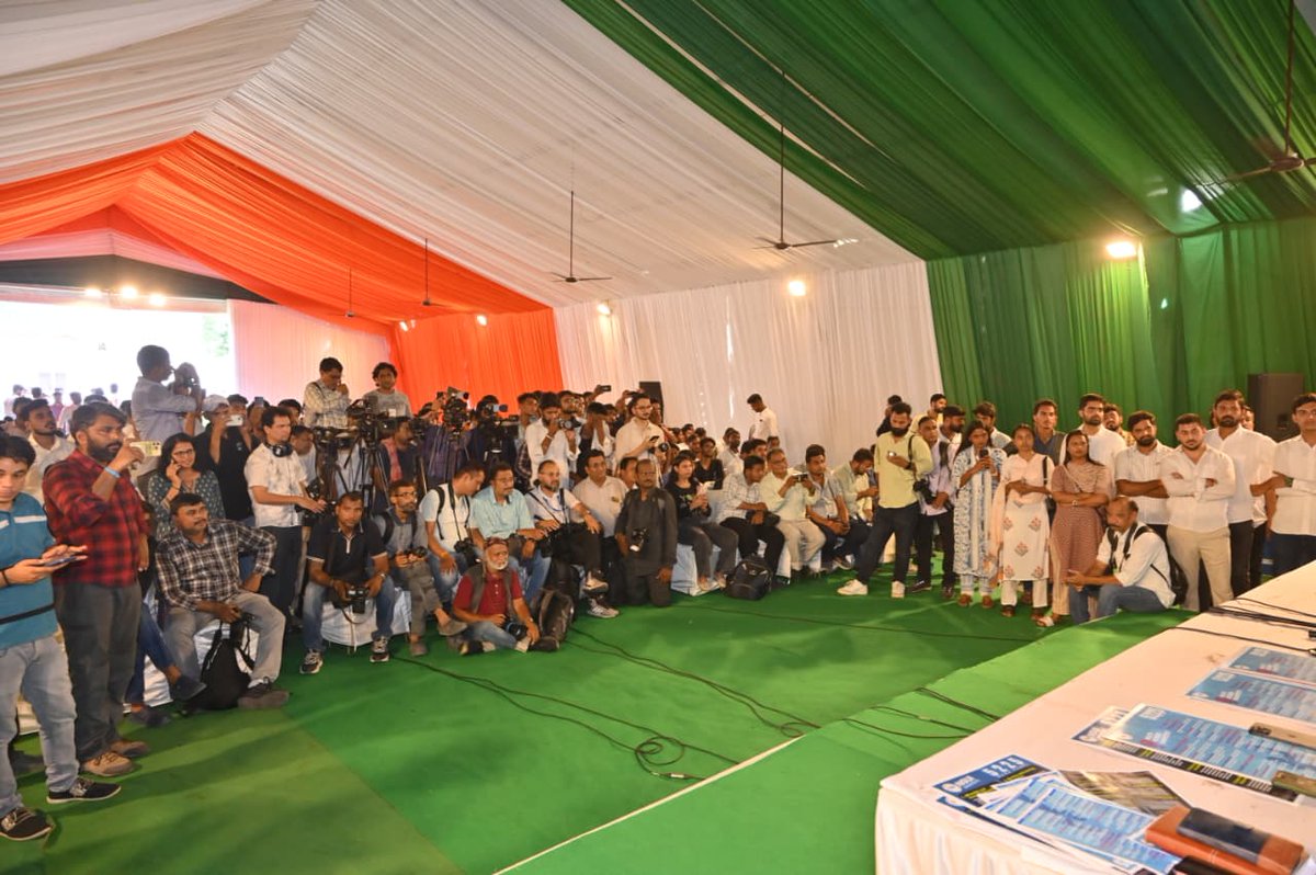 आज आगामी DUSU चुनाव के लिए NSUI के घोषणा पत्र के अनावरण कार्यक्रम में सम्मिलित हुआ।

इस दौरान <a href="/nsui/">NSUI</a> राष्ट्रीय अध्यक्ष <a href="/varunchoudhary2/">Varun Choudhary</a> जी, दिल्ली एनएसयूआई अध्यक्ष <a href="/AshishLambaNSUI/">Ashish Lamba</a> जी, NSUI पैनल: अध्यक्ष प्रत्याशी- जोस्लिन चौधरी, उपाध्यक्ष प्रत्याशी- राहुल झांसला, संयुक्त सचिव