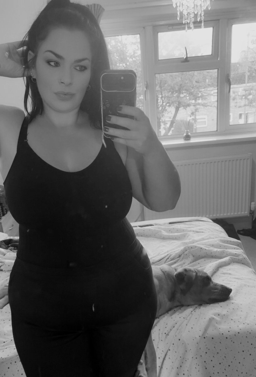 It’s Friday bitches!! 
🎉🎉🥳🥳🎉🎉