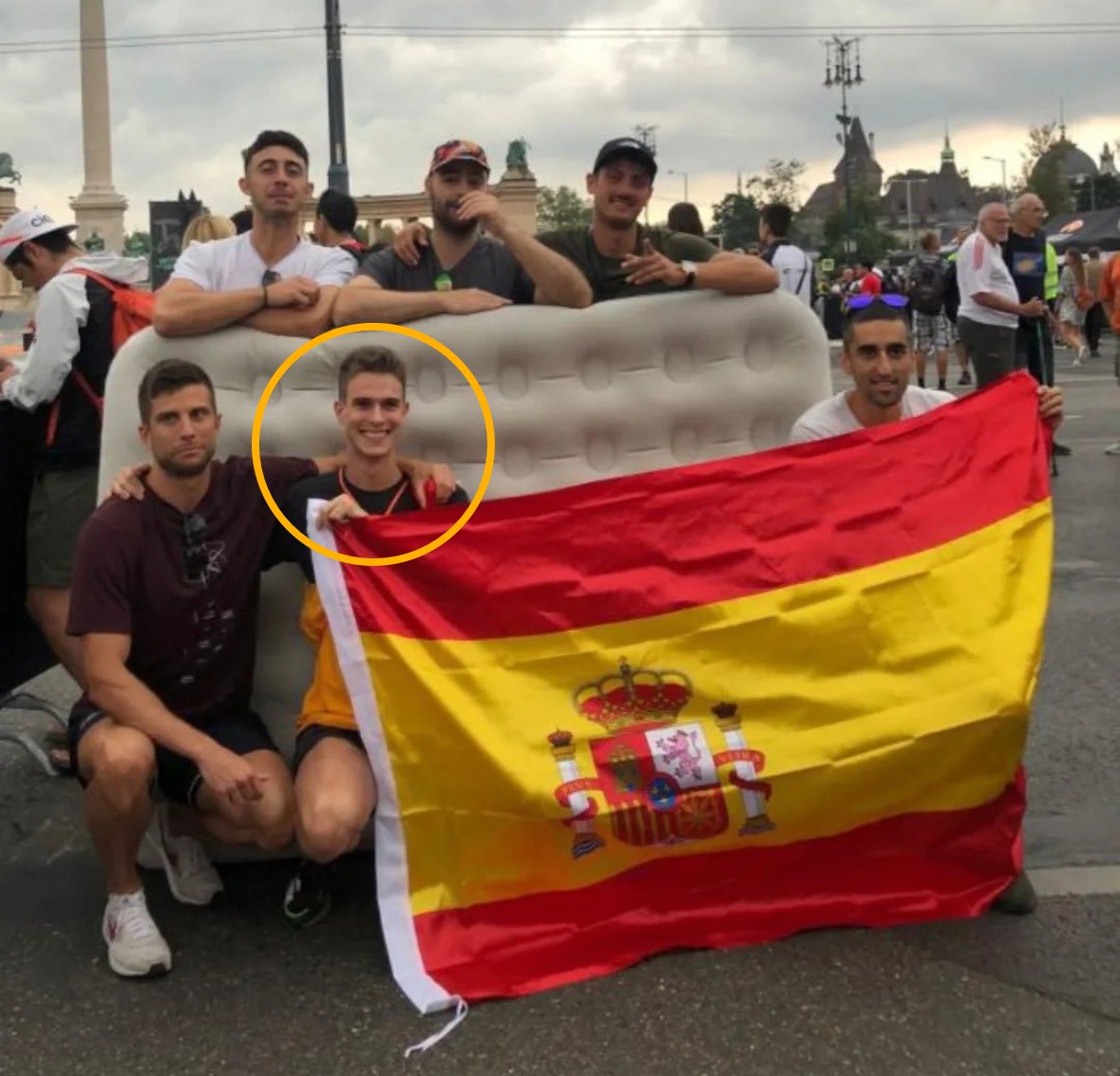 AmorosLive's tweet image. 🤩 “𝑨𝑯𝑶𝑹𝑨, 𝑴𝑬 𝑻𝑶𝑪𝑨 𝑨 𝑴𝑰́”

Esta historia es muy bonita: Dani ha viajado junto a su hermana, la marchadora 🇪🇸 Antía Chamosa, a todos los grandes campeonatos internacionales en los que ha participado para animarla desde detrás de las vallas.

Fue el fan más…