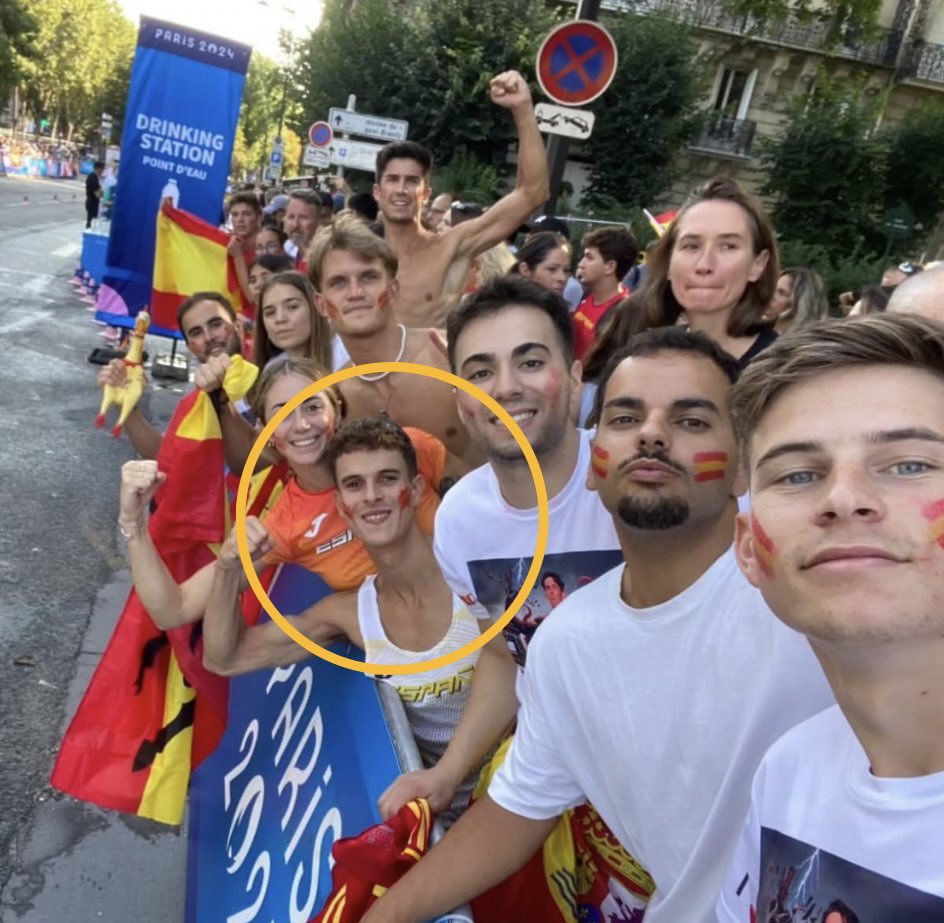 AmorosLive's tweet image. 🤩 “𝑨𝑯𝑶𝑹𝑨, 𝑴𝑬 𝑻𝑶𝑪𝑨 𝑨 𝑴𝑰́”

Esta historia es muy bonita: Dani ha viajado junto a su hermana, la marchadora 🇪🇸 Antía Chamosa, a todos los grandes campeonatos internacionales en los que ha participado para animarla desde detrás de las vallas.

Fue el fan más…