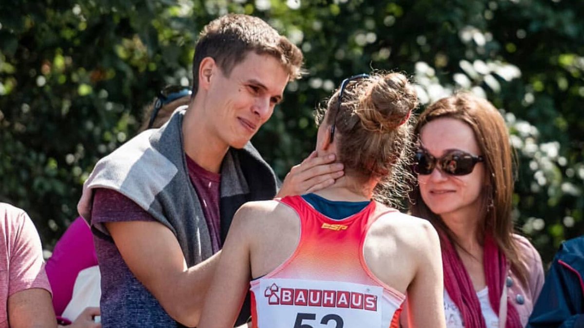 AmorosLive's tweet image. 🤩 “𝑨𝑯𝑶𝑹𝑨, 𝑴𝑬 𝑻𝑶𝑪𝑨 𝑨 𝑴𝑰́”

Esta historia es muy bonita: Dani ha viajado junto a su hermana, la marchadora 🇪🇸 Antía Chamosa, a todos los grandes campeonatos internacionales en los que ha participado para animarla desde detrás de las vallas.

Fue el fan más…