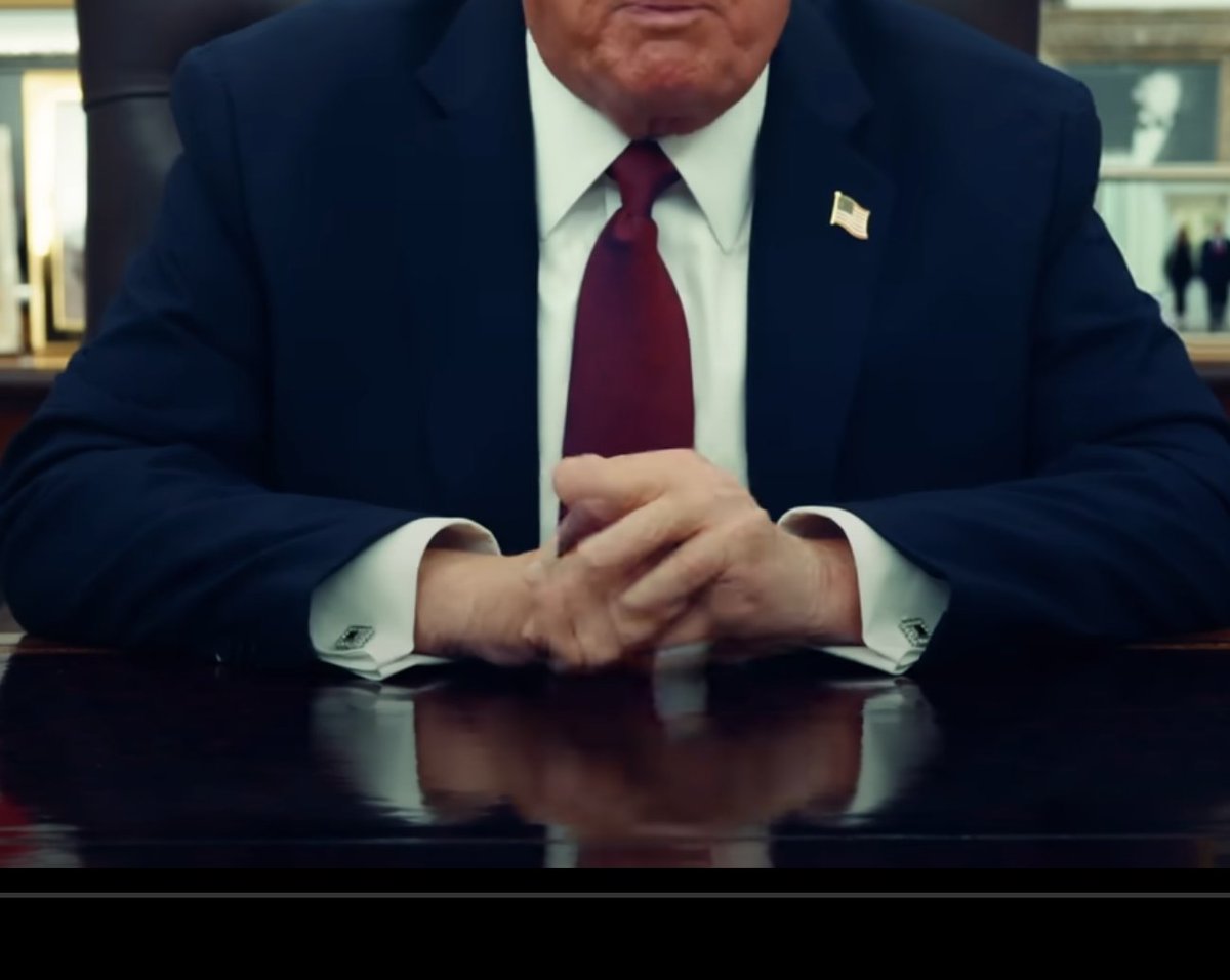 IMMORTALITYBYTE's tweet photo. Watch Trump's disappearing pinky frame-by-frame on the #TheWhiteHouse YouTube video -- see link: https://t.co/O0FeLpMO18
#pinkygate #BenRichardsWasFramed https://t.co/6bPRfR1TqA